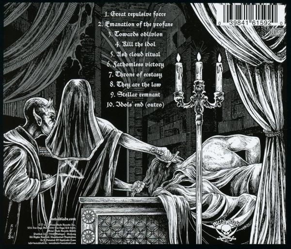 Schwarz-Weiß-Illustration eines Rituals. Figuren in Roben und eine dämonenartige Figur führen ein Opfer durch. Kerzen und ein Pentagramm sind sichtbar.