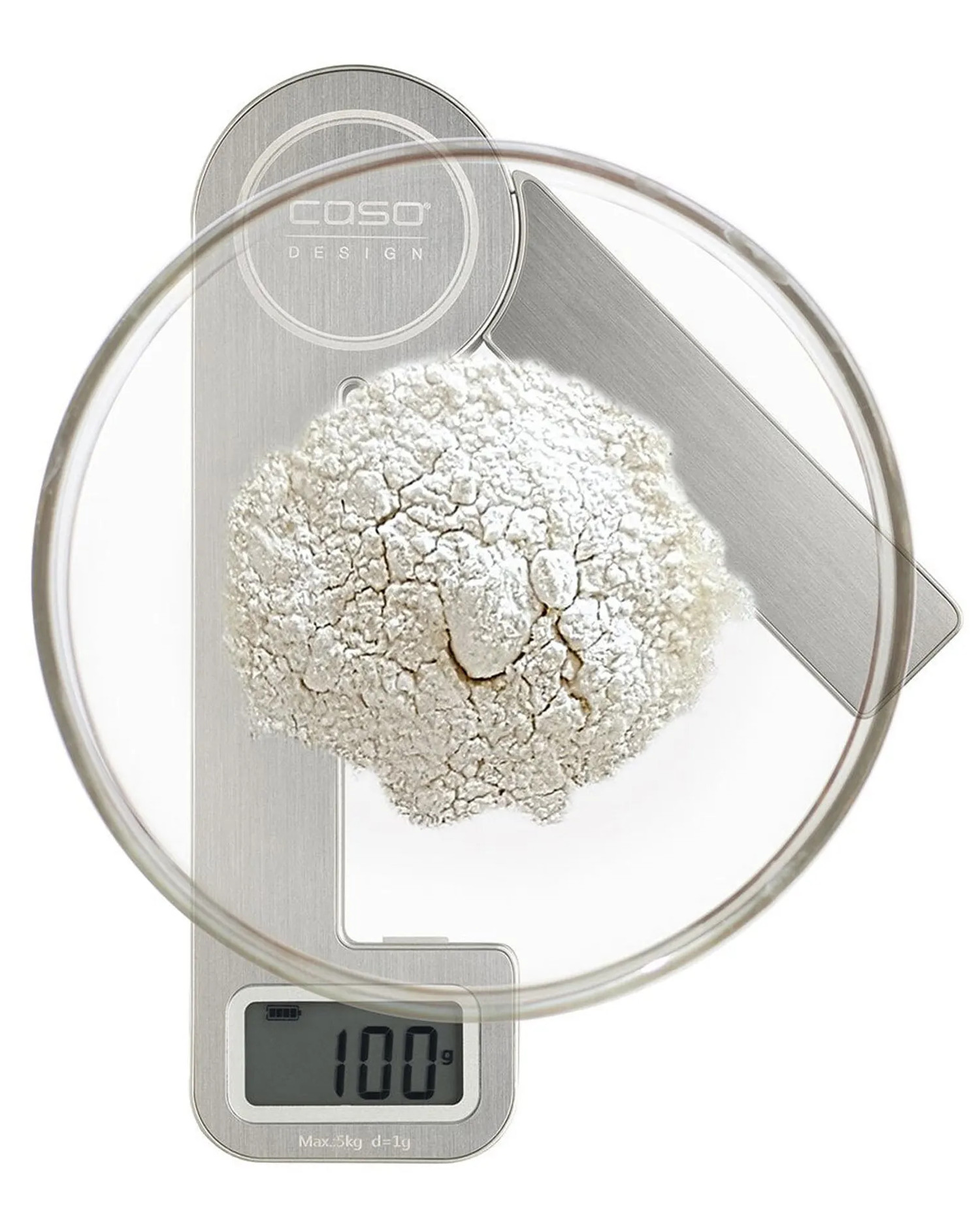 Waga kuchenna ze szklaną miską z mąką, wyświetlająca 100g. Waga jest srebrna, z marką 'Caso Design'.