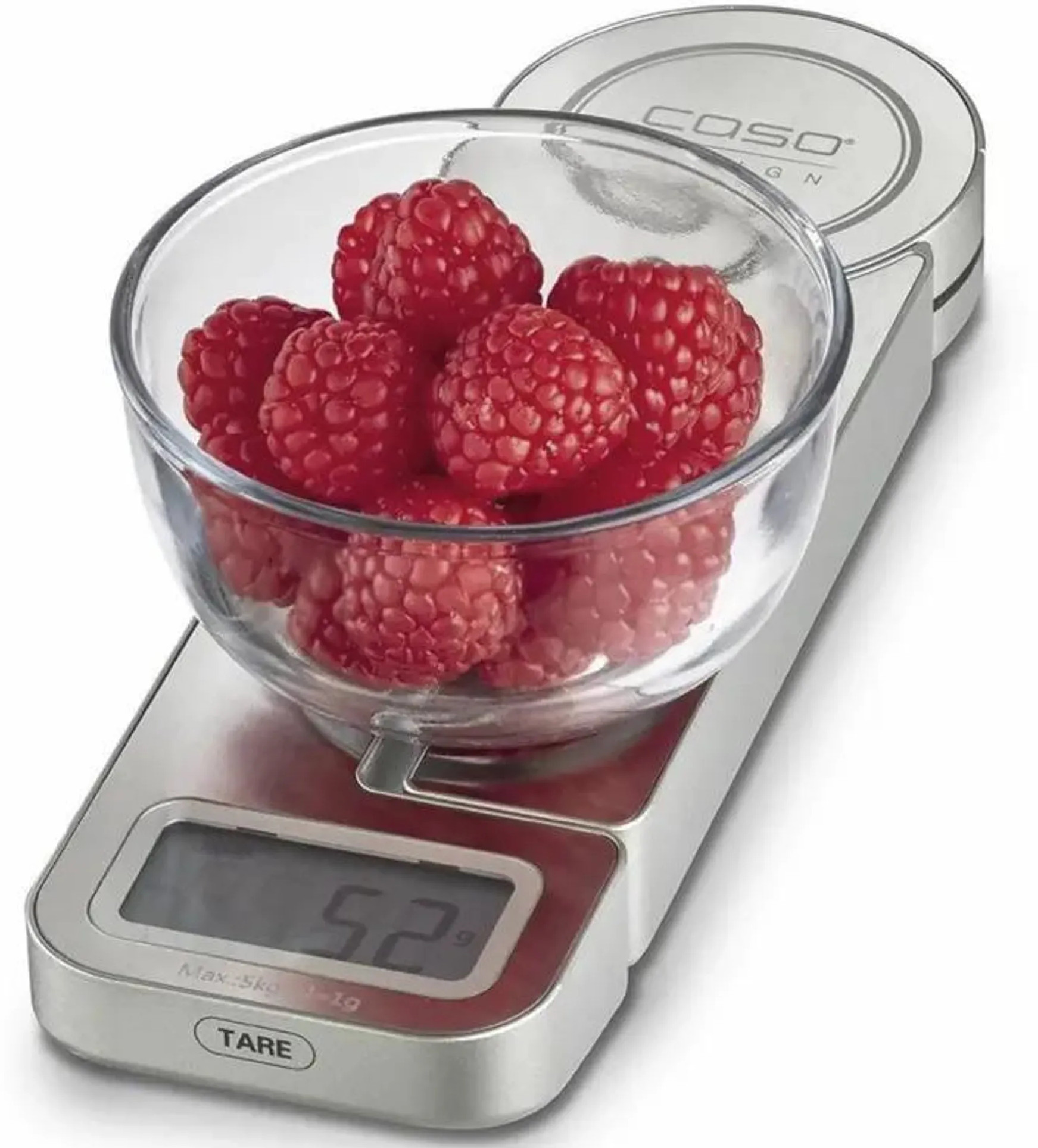 Waga cyfrowa ze szklaną miską pełną malin. Waga wskazuje 52g. Nazwa marki to Caso Design.
