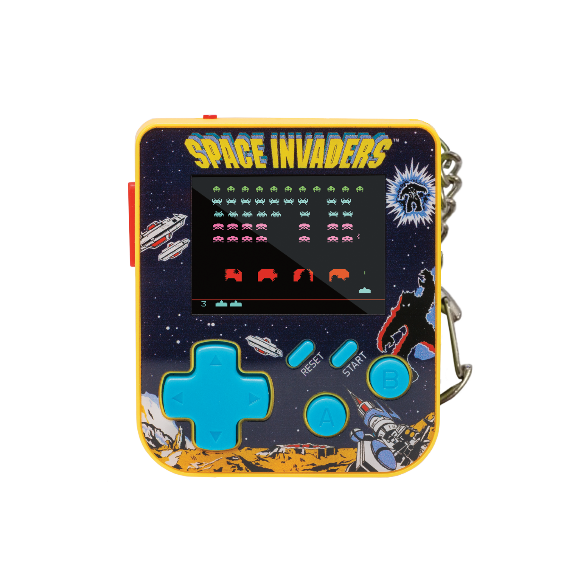 Ein gelbes Space Invaders-Handheld-Spiel mit einem Bildschirm, der das Spiel anzeigt. Es hat ein blaues Steuerkreuz, Knöpfe und eine silberne Kette.