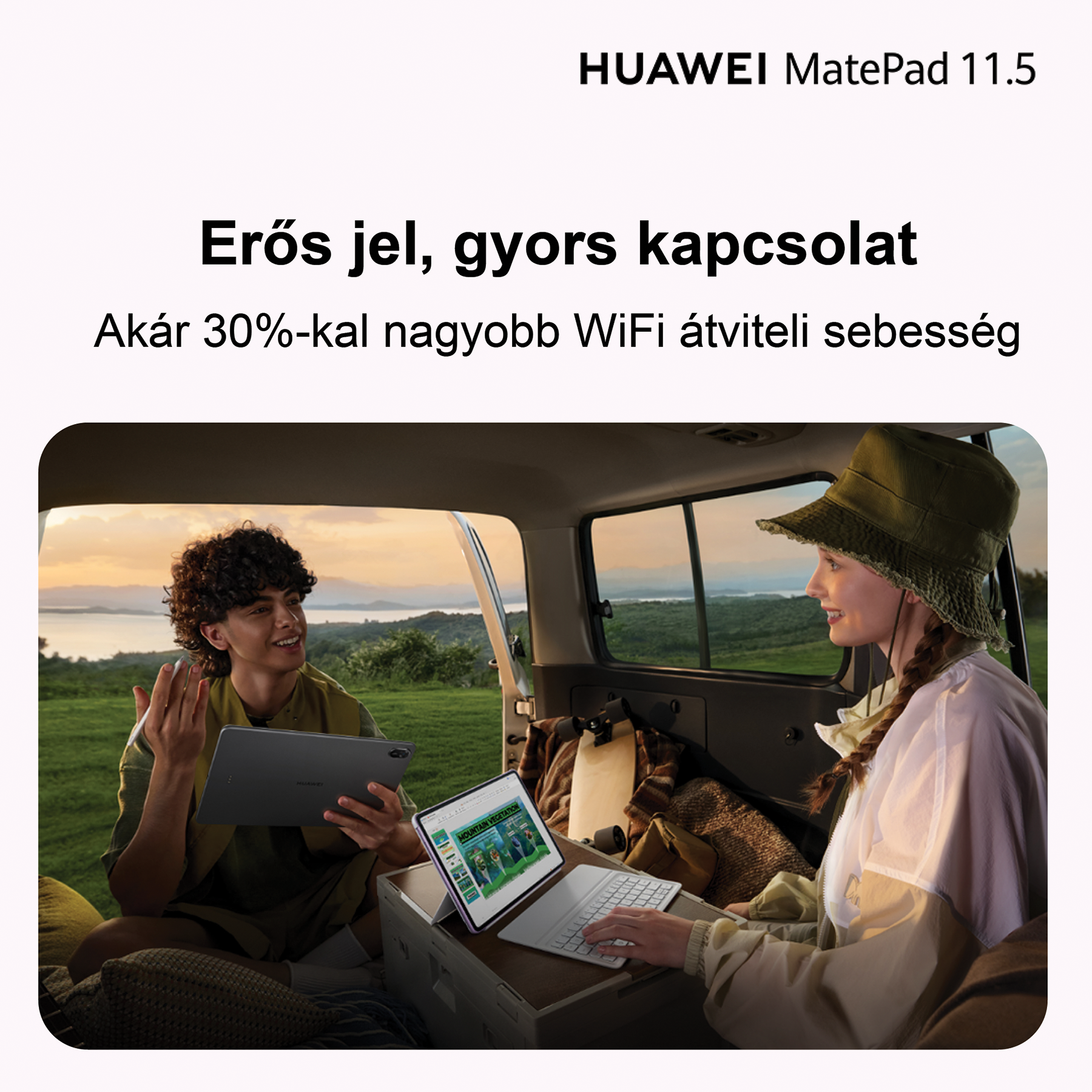 Két ember egy autóban tableteket használ. Az egyik egy tabletet, a másik egy laptopot tart. Háttér: zöld mezők és egy tó.