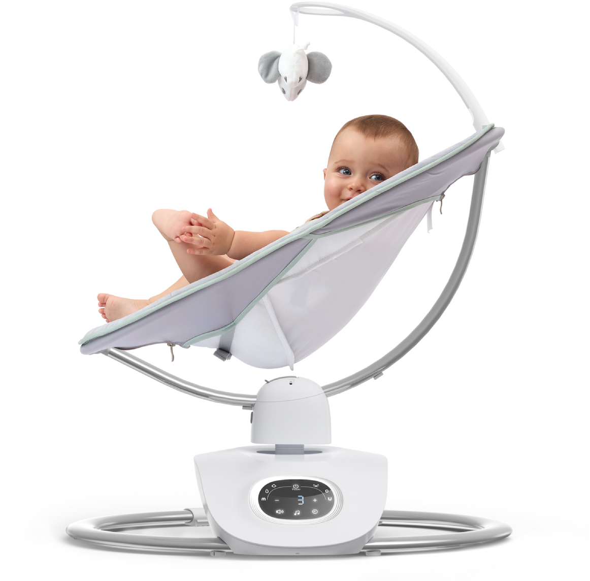 Ein Baby liegt in einer grau-weißen Babyschaukel. Ein Stofftier hängt darüber. Die Schaukel hat ein digitales Display. Weißer Hintergrund.