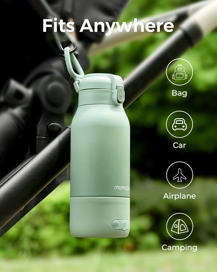 Eine grüne Momcozy-Flasche hängt an einem Kinderwagen. Symbole weisen auf Tragbarkeit hin: Tasche, Auto, Flugzeug und Camping.