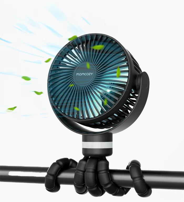 Schwarzer und blauer tragbarer Ventilator mit flexiblen Beinen. Der Ventilator bläst Luft, mit Blättern um ihn herum. Der Markenname lautet "momcozy".