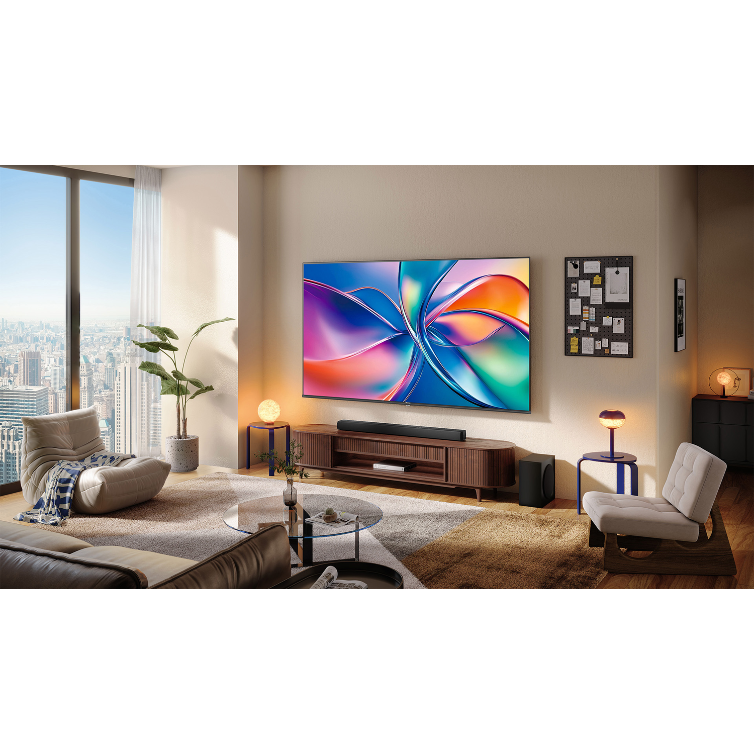 Een moderne woonkamer met een grote tv, bank en uitzicht op de stad. Een soundbar staat onder de tv. Er is een salontafel en een stoel.