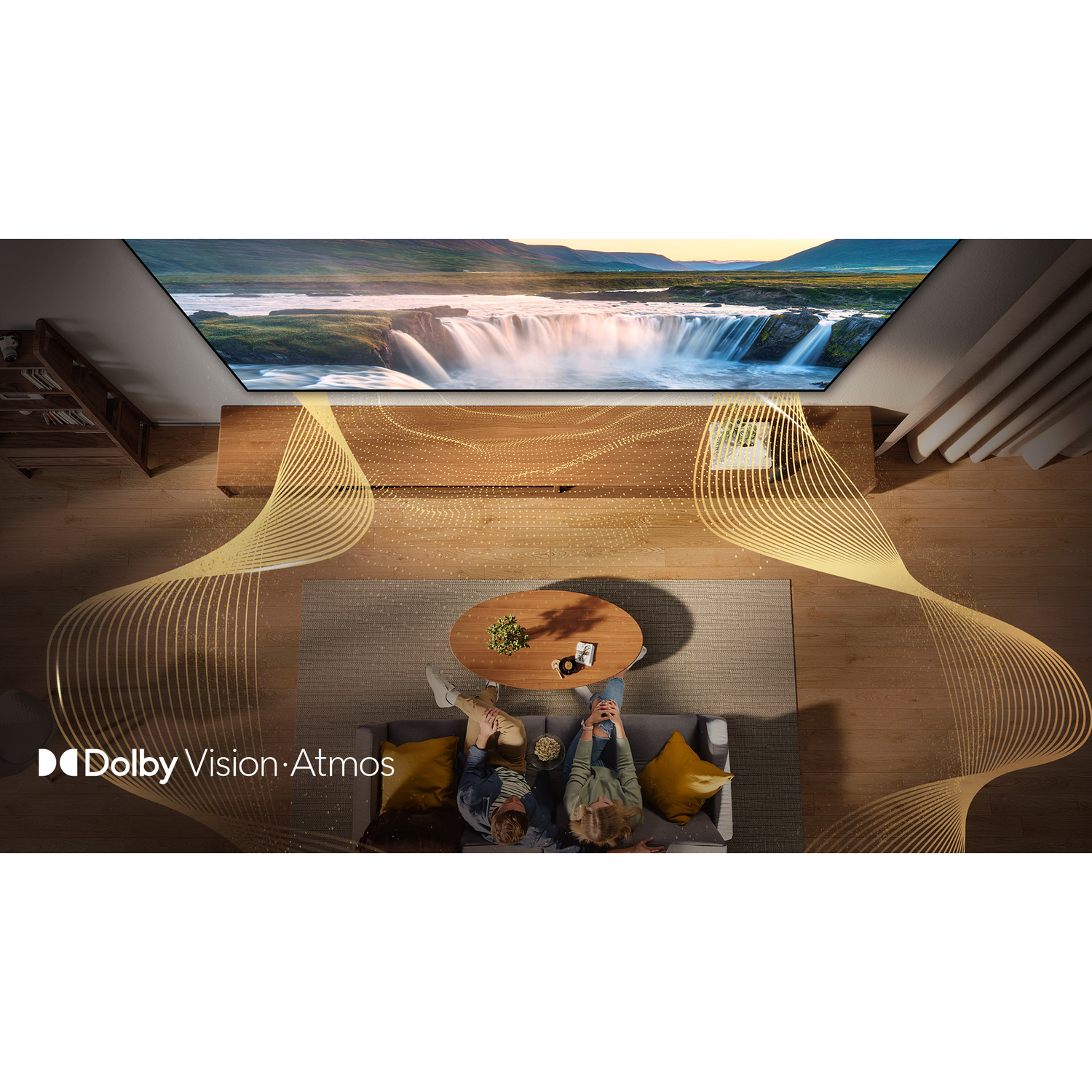 Koppel op de bank kijkt tv met watervalscène. Gouden lijnen komen uit tv. Dolby Vision Atmos logo links.