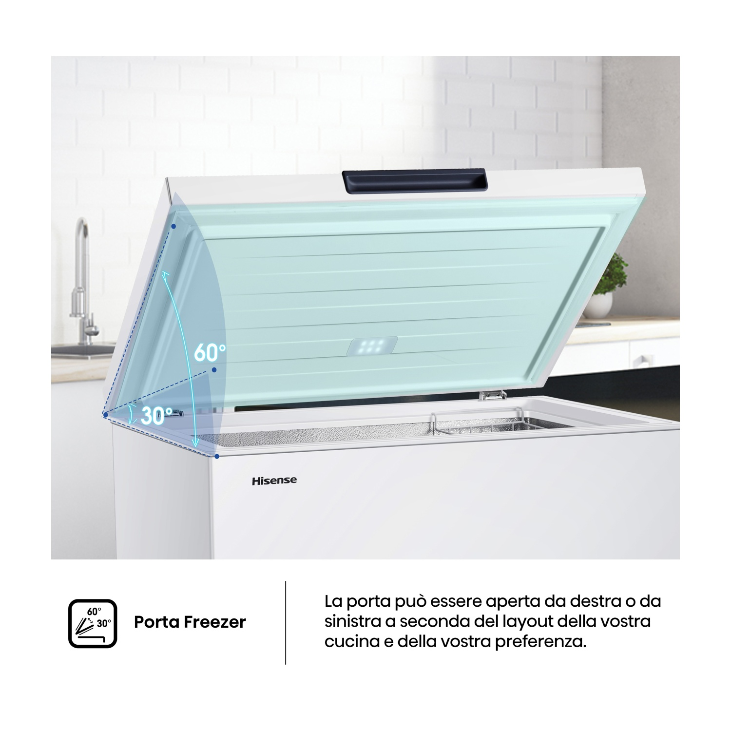 Un congelatore bianco con coperchio aperto, che mostra un interno azzurro. Ha un angolo di apertura di 60 gradi. Il marchio è Hisense.