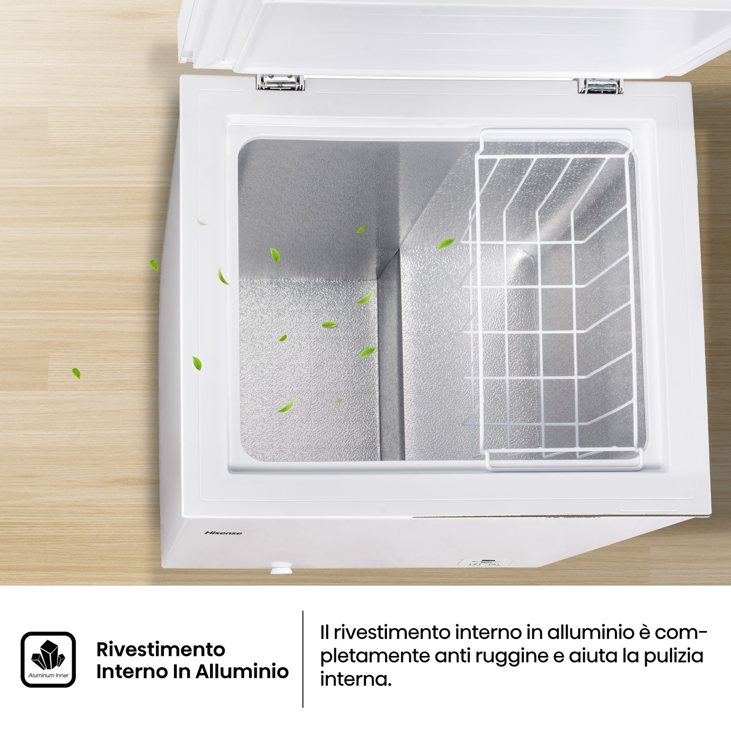 Un congelatore a pozzetto bianco aperto, che mostra l'interno in alluminio con una griglia metallica. Foglie verdi fluttuano.