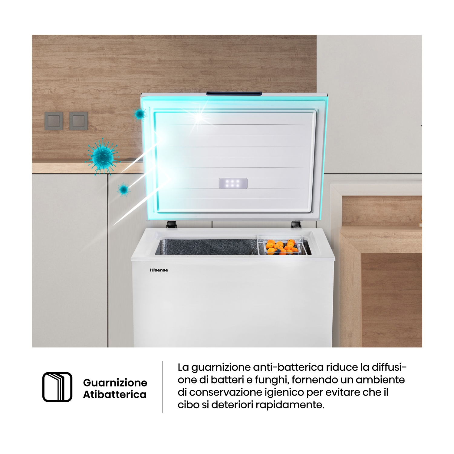 Un congelatore bianco con coperchio aperto, mostra un contenitore di frutta all'interno. Sfondo: parete in legno e armadio bianco.