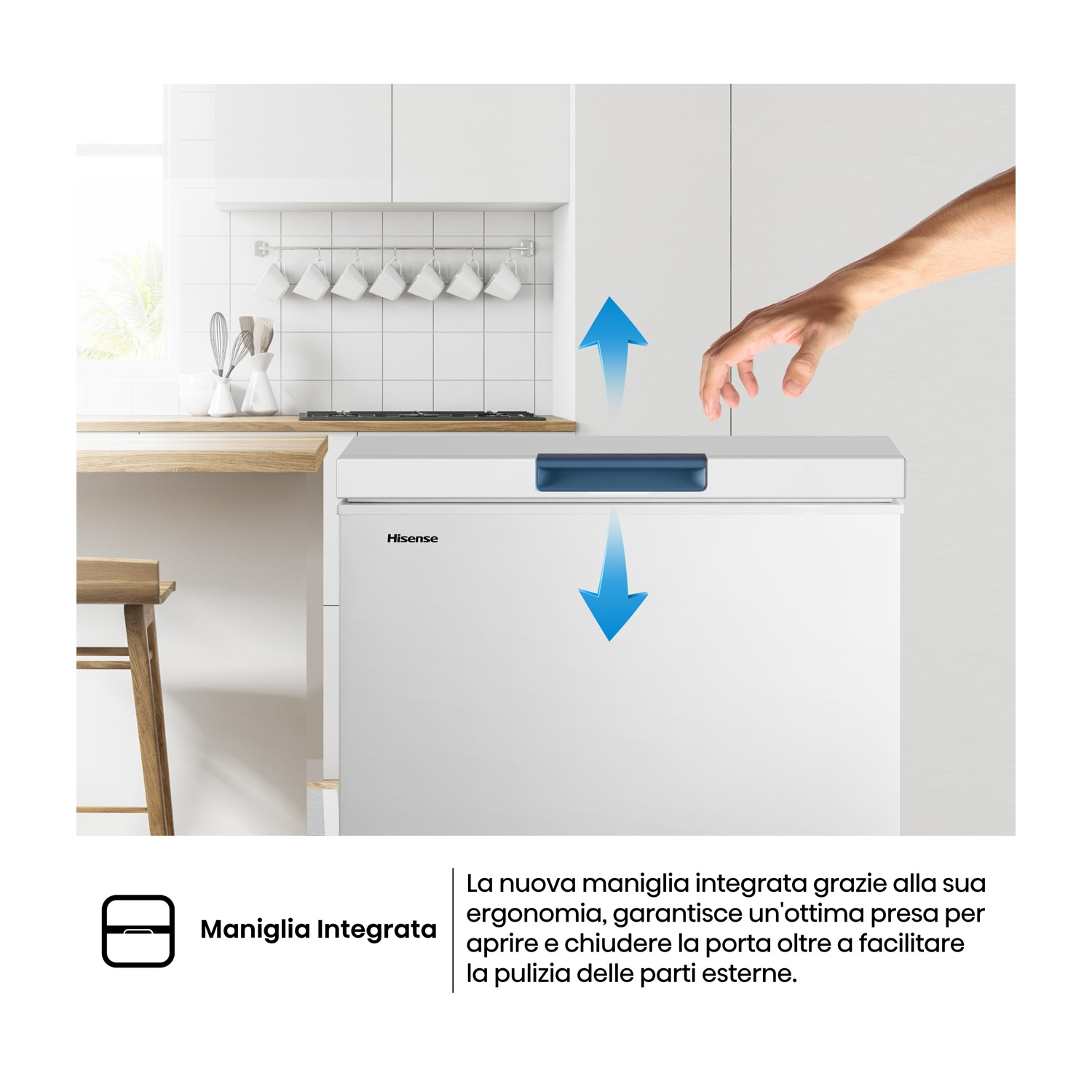Una mano si avvicina a un congelatore bianco con maniglia integrata, sopra un ambiente cucina con tazze.