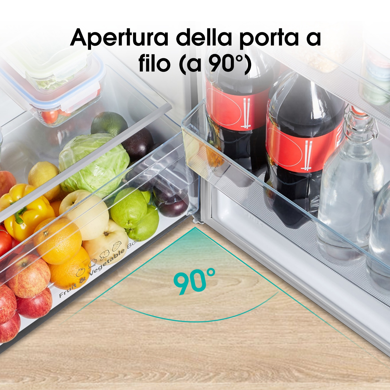 Frigorifero aperto che mostra frutta, verdura e bevande. La porta è a 90 gradi. Il testo dice 'Apertura della porta a filo'.