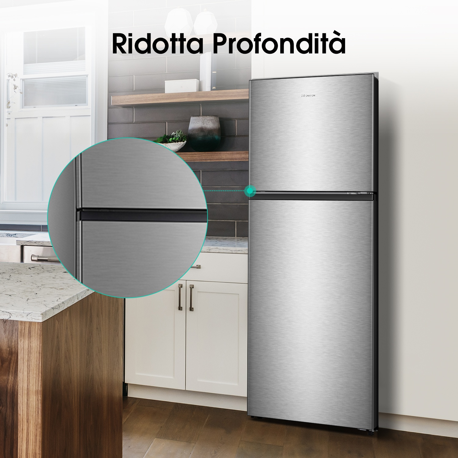 Un frigorifero in acciaio inox in una cucina. Un primo piano mostra la maniglia con una linea nera. Ha il marchio Hisense.