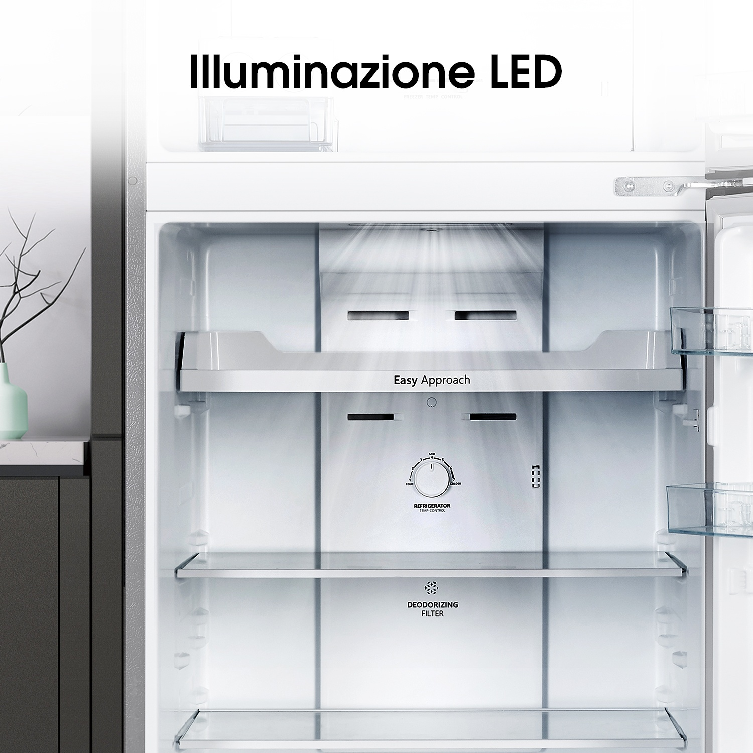 Interno di frigorifero bianco aperto con illuminazione a LED. Sono visibili ripiani e un pannello di controllo. La porta è aperta.