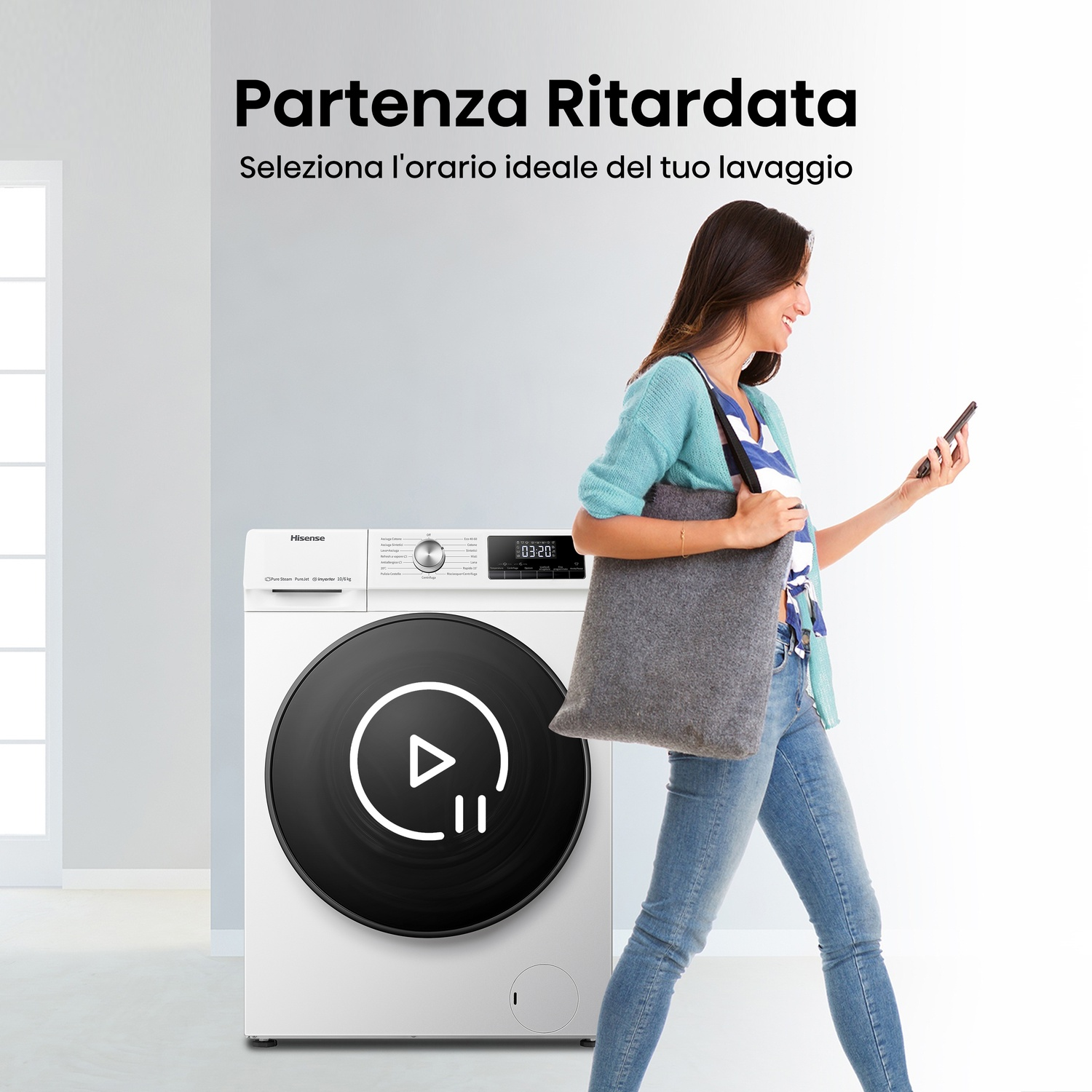 Donna cammina vicino a una lavatrice, tenendo in mano un telefono e una borsa. Testo: 'Partenza ritardata'. La macchina mostra un pulsante play.