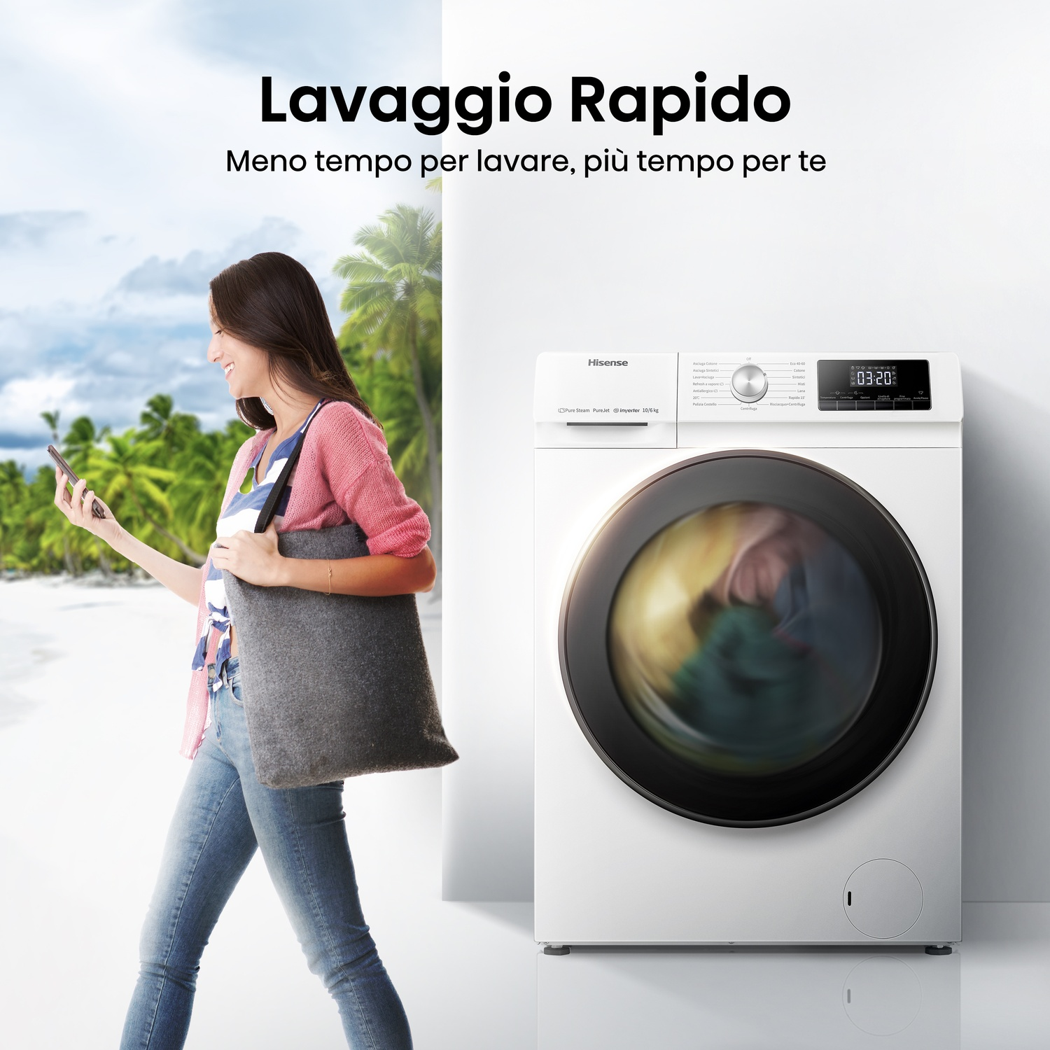 Donna con borsa e telefono che cammina vicino a una spiaggia. Una lavatrice a destra. Testo: Lavaggio Rapido.