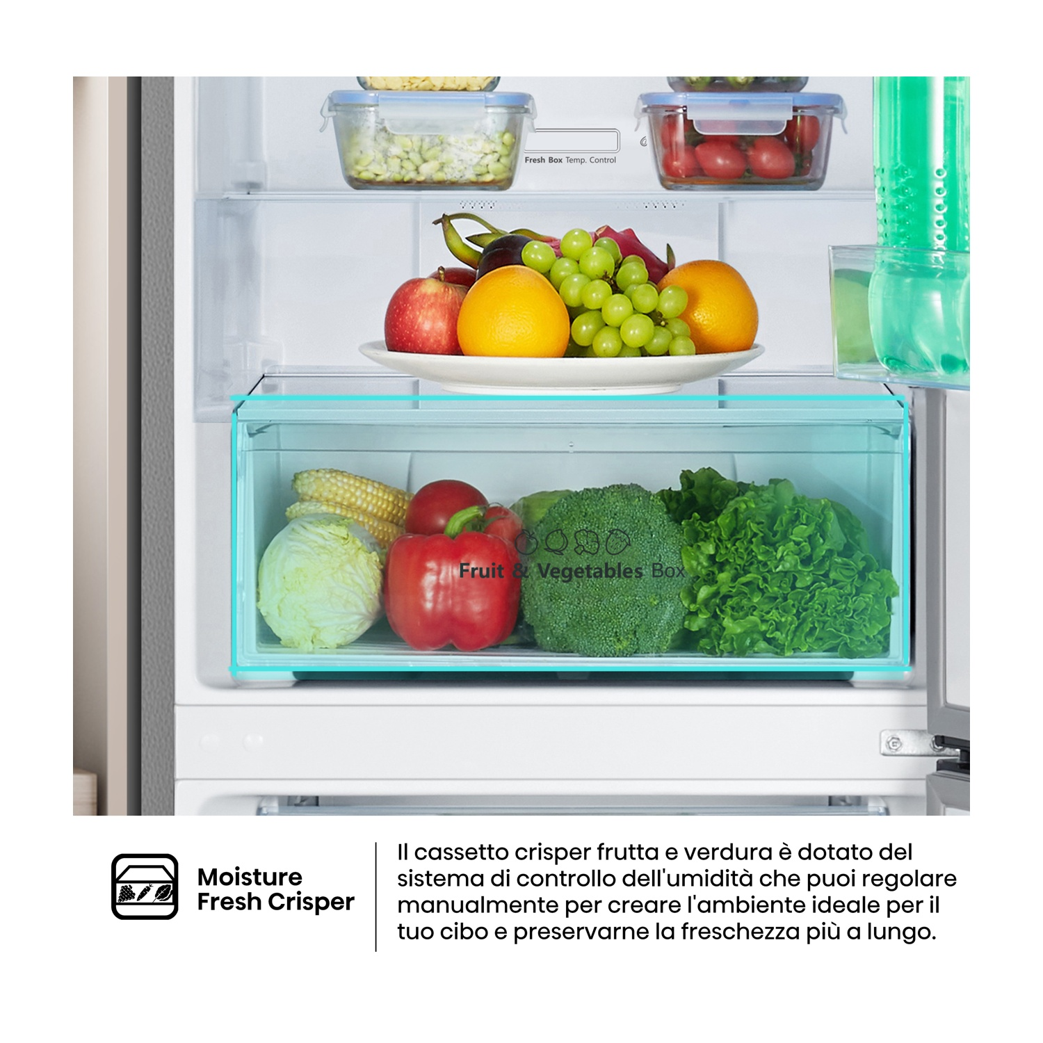 Interno del frigorifero con frutta e verdura. Mele, arance, uva, mais, peperoni, broccoli e lattuga sono visibili.