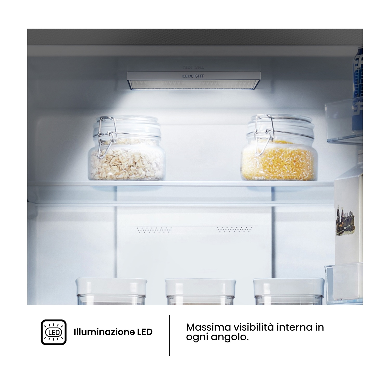 Interno del frigorifero con illuminazione a LED. Barattoli di cibo sugli scaffali. Tre contenitori visibili in basso.