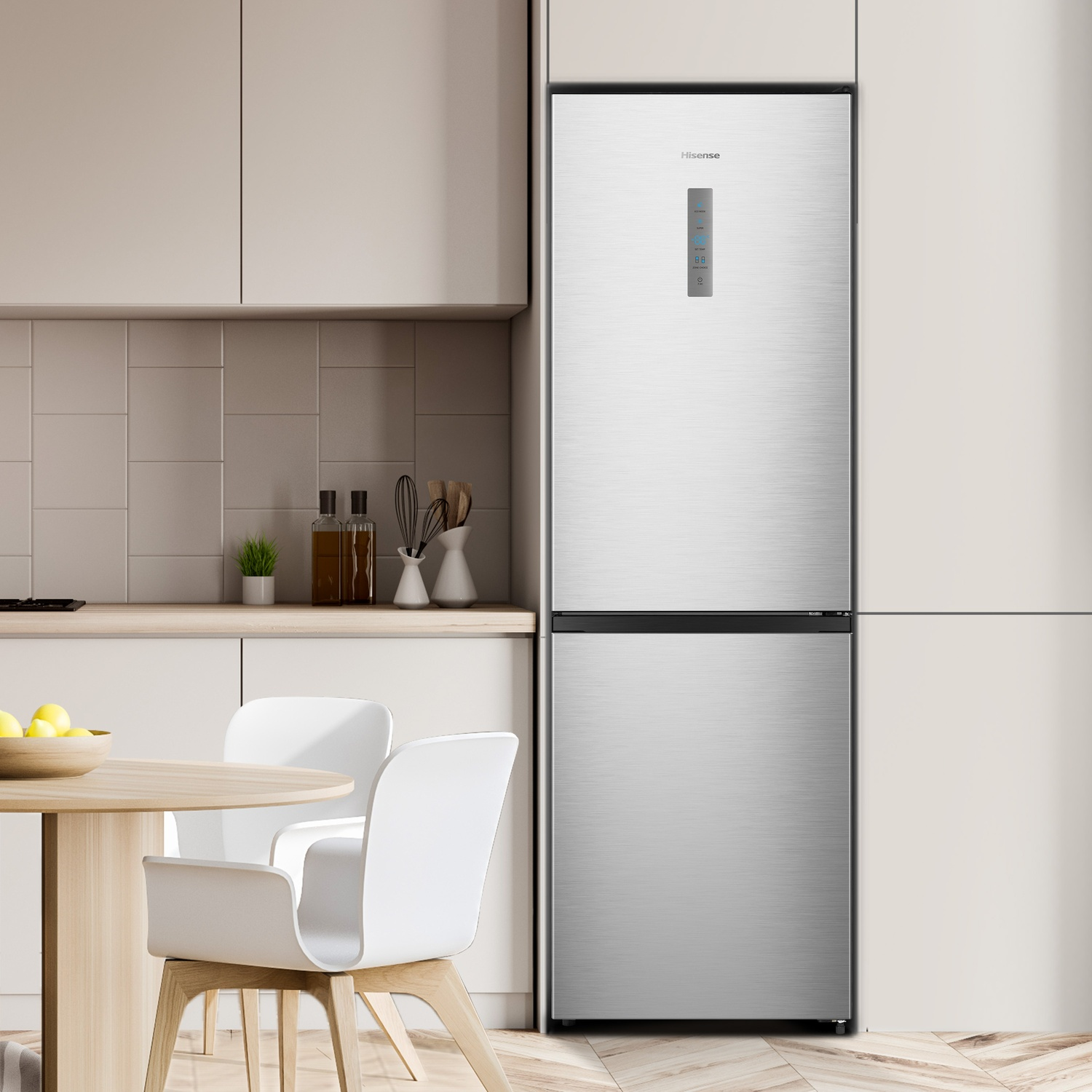 Una cucina moderna con un frigorifero Hisense in acciaio inossidabile. Un tavolo rotondo in legno con sedie bianche e una ciotola di limoni.