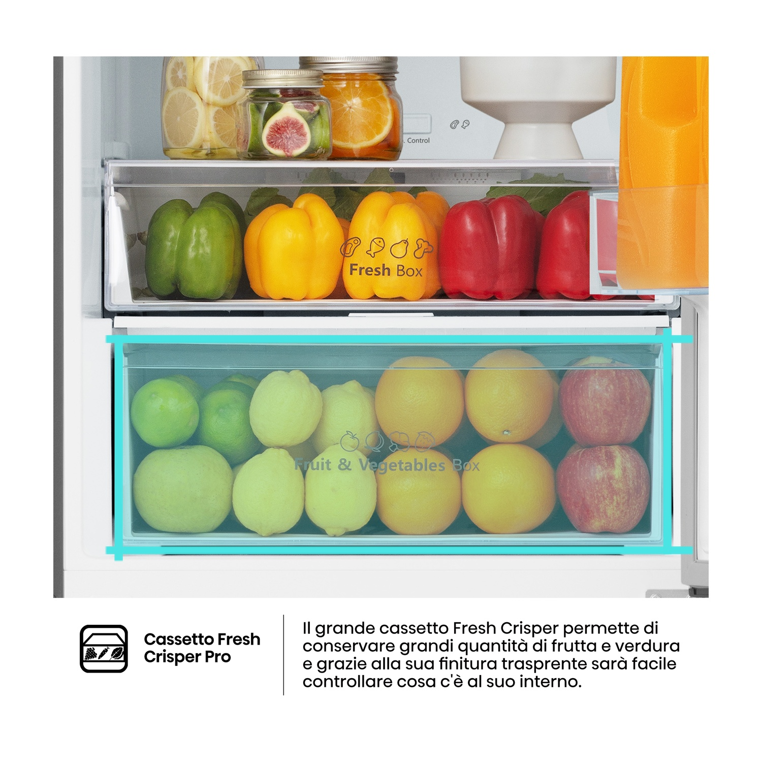 Interno del frigorifero con prodotti freschi: peperoni, mele, limoni, arance, fichi e bottiglie di succo. Cassetti trasparenti.