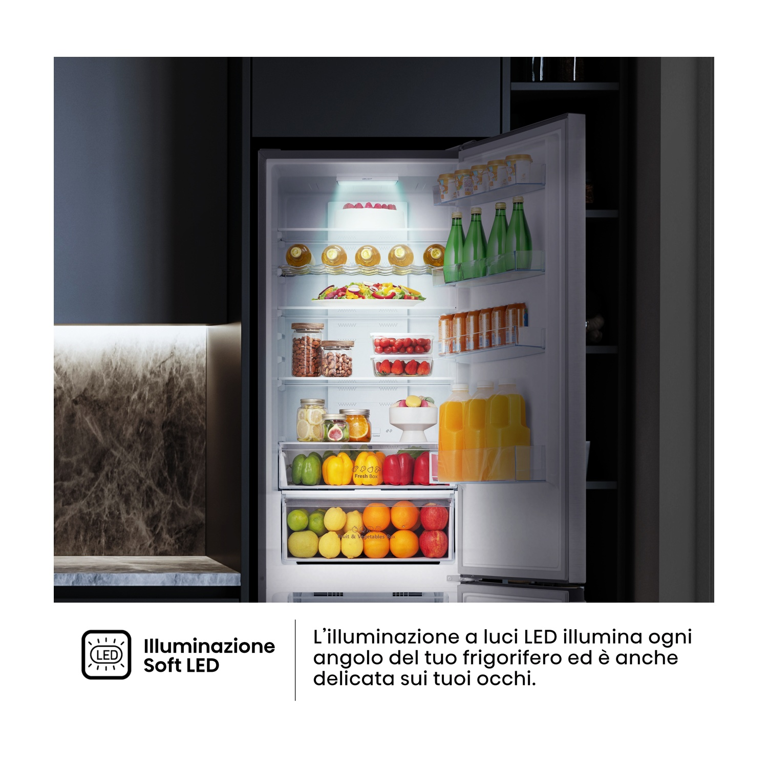 Un frigorifero aperto, illuminato all'interno. Frutta, succhi, verdure e vasetti sono visibili. L'illuminazione a LED illumina l'interno.