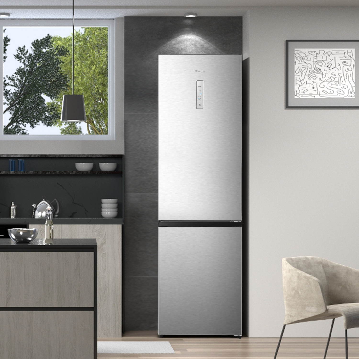 Una cucina moderna con un frigorifero in acciaio inossidabile. Finestra con alberi visibili. Arte astratta incorniciata.