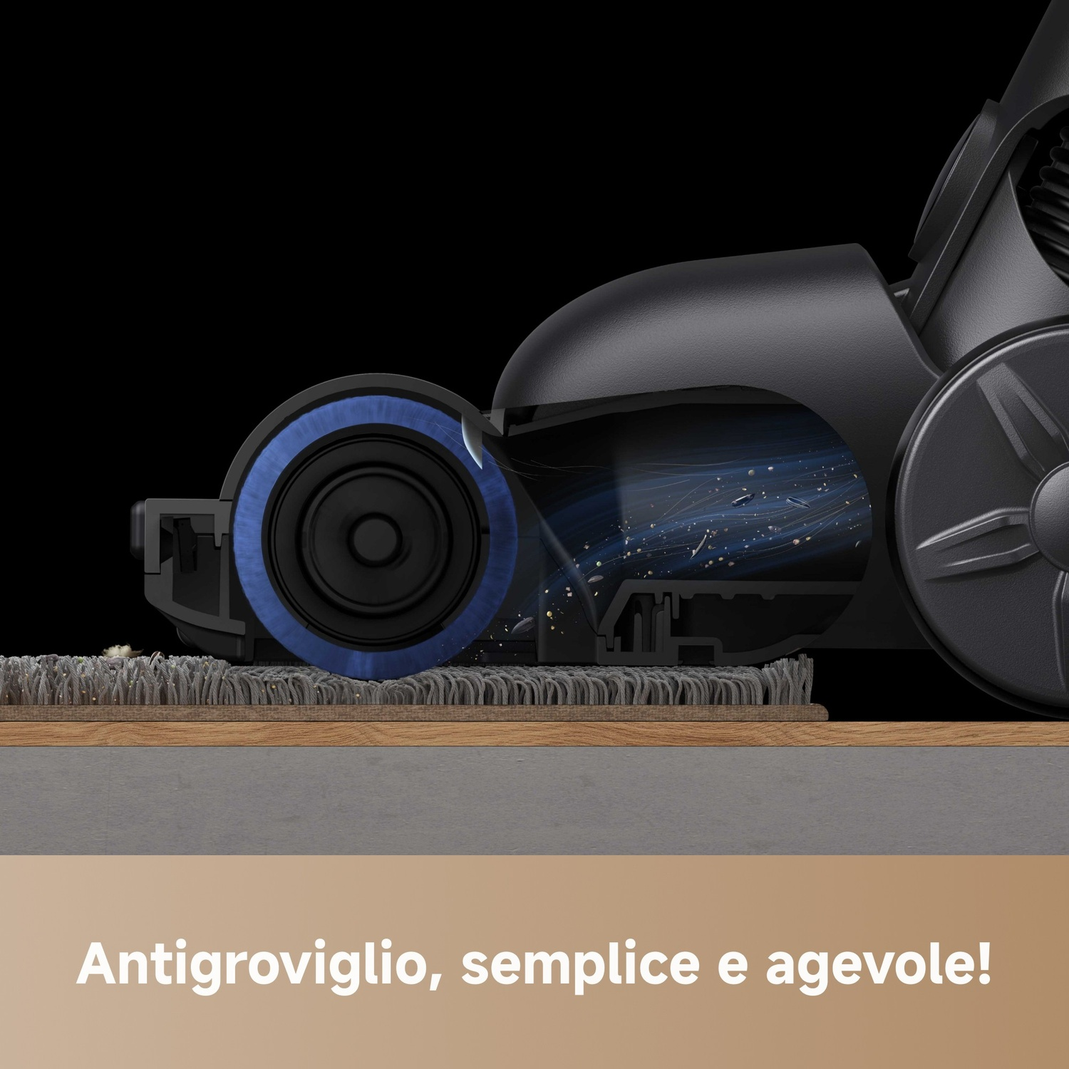 Primo piano di una testina per aspirapolvere che pulisce un tappeto. La testina è nera con dettagli blu. Particelle di polvere visibili.
