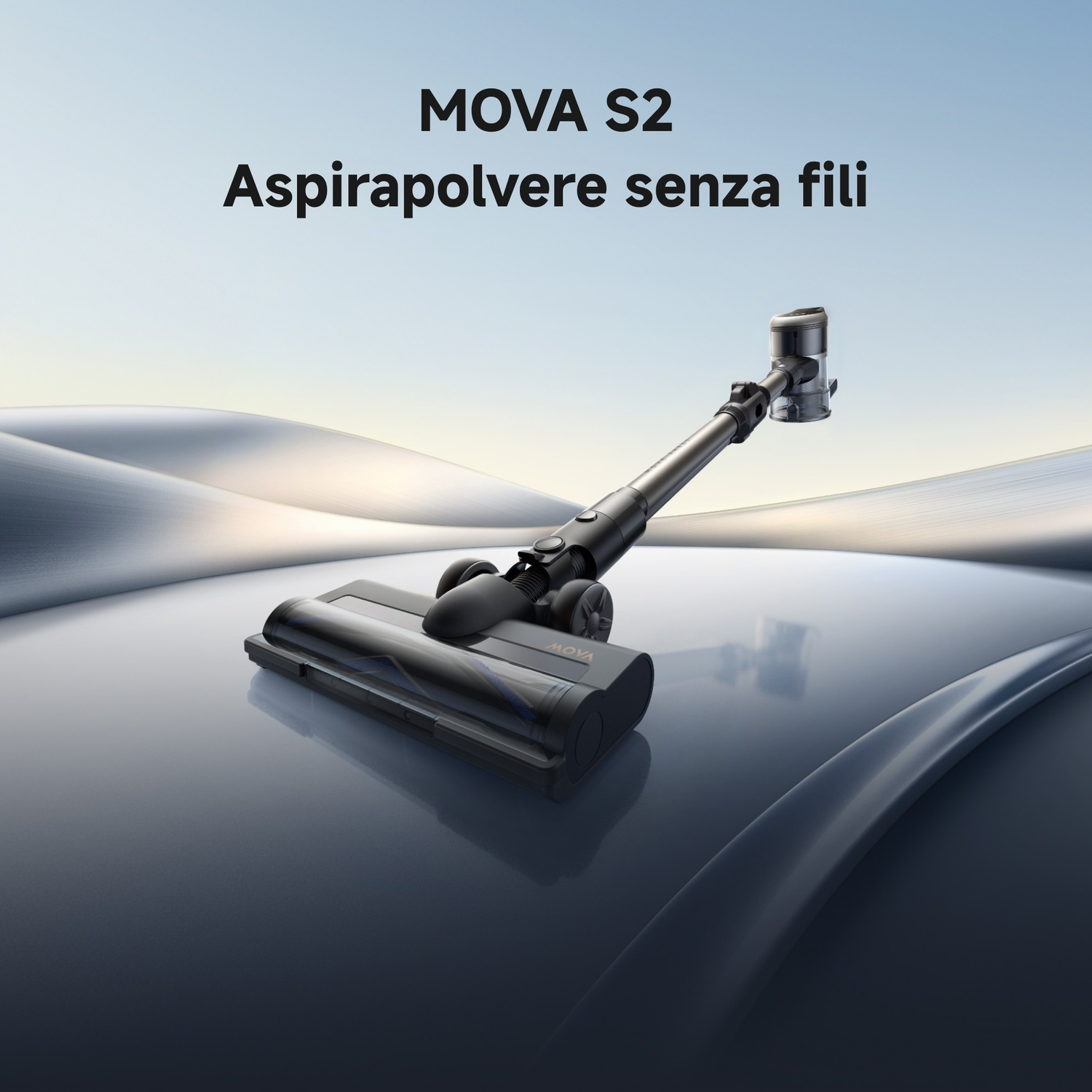 Un aspirapolvere senza fili, MOVA S2, è esposto su una superficie riflettente. L'aspirapolvere è nero e grigio, con un contenitore della polvere trasparente.