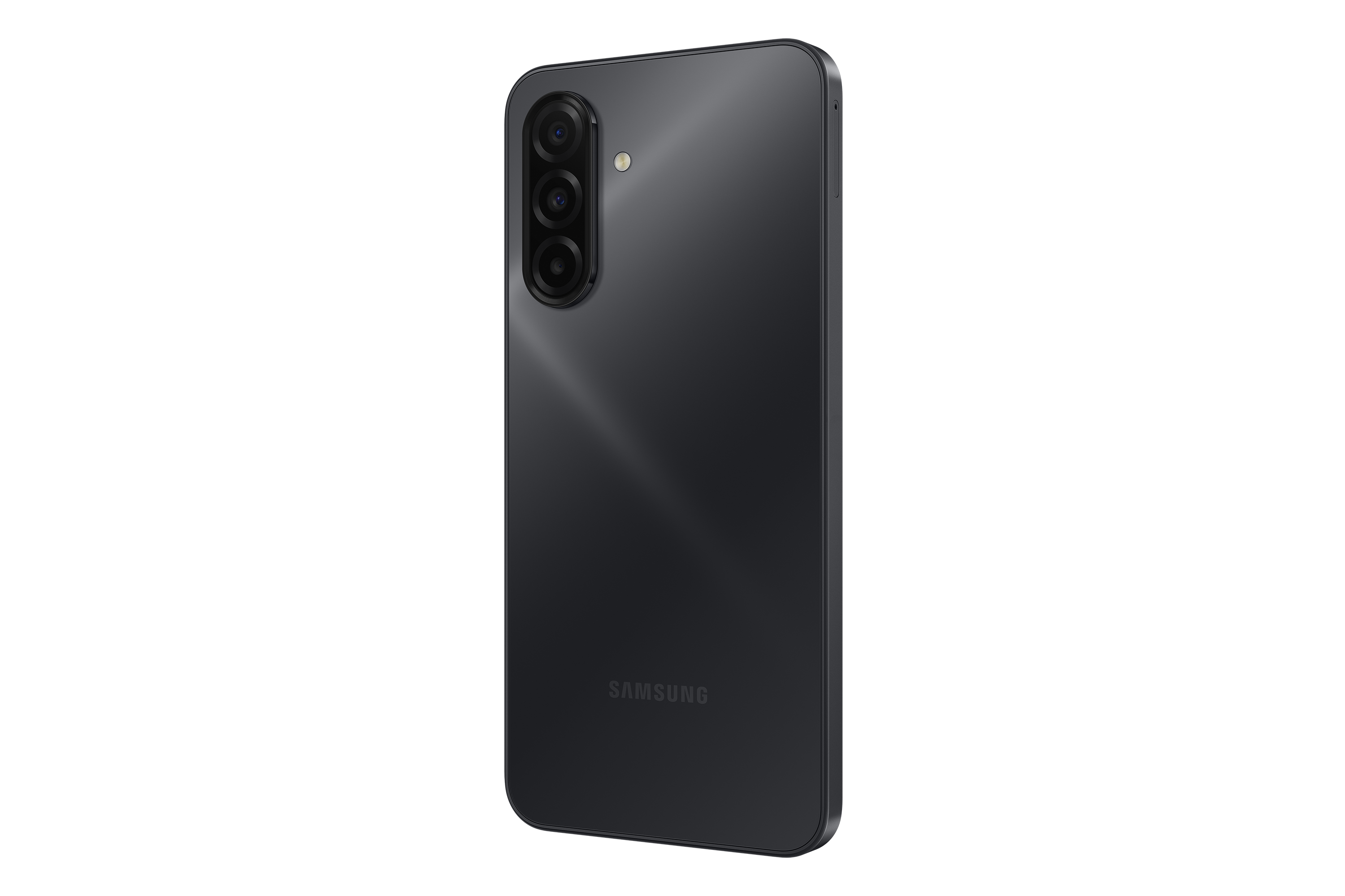 Sötétszürke okostelefon hátlap, szögben, három kamerával és Samsung logóval. Fekete háttér.