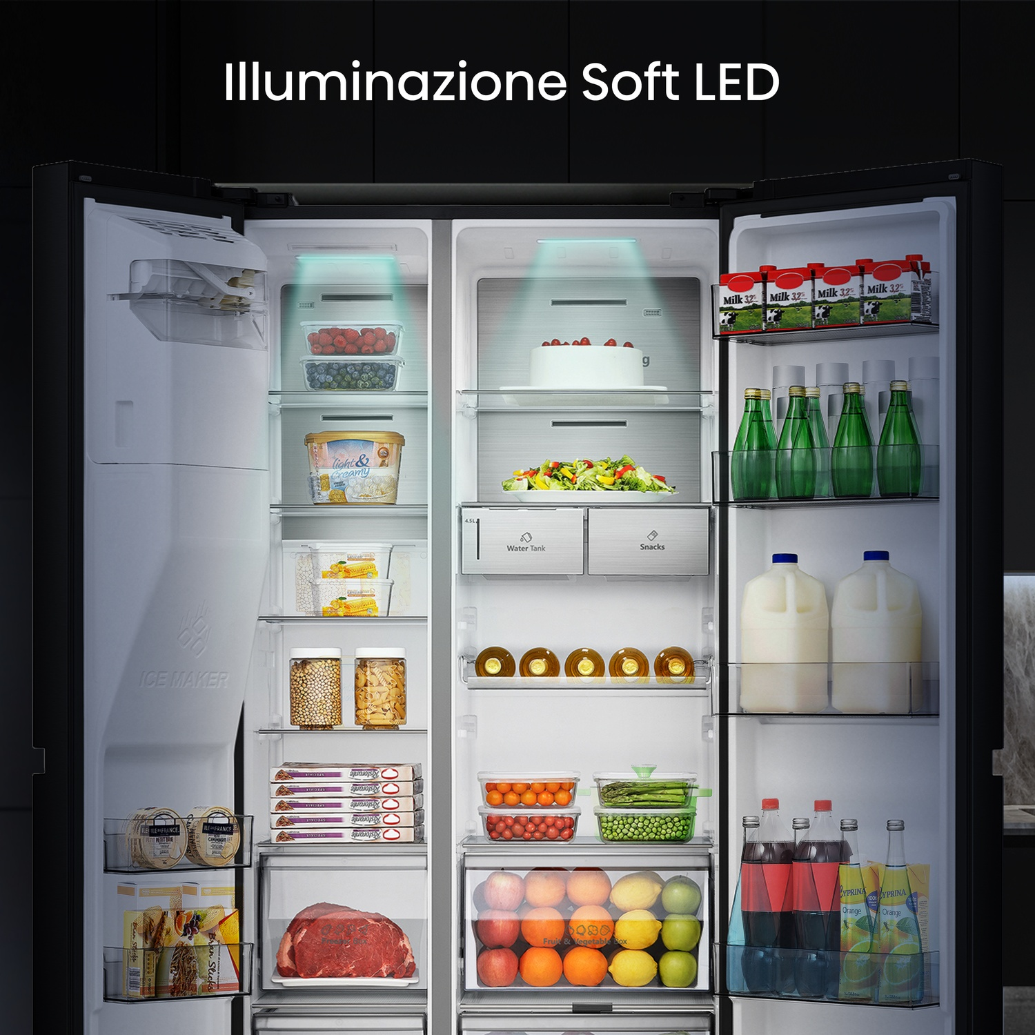 Frigorifero aperto mostra cibo all'interno. Frutta, verdura, latte e altri generi alimentari sono sugli scaffali. L'illuminazione a LED illumina il contenuto.