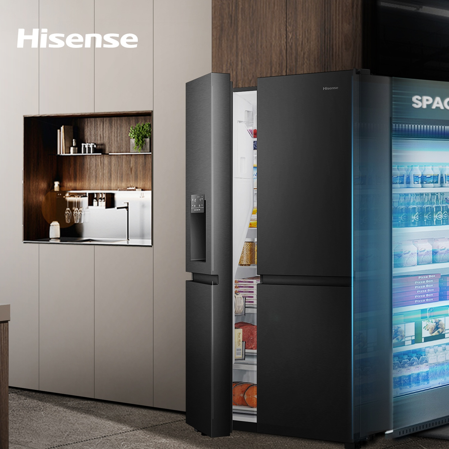Un frigorifero Hisense nero con porte aperte, che rivela il cibo all'interno. Una vetrina in vetro con bevande a destra. Ambiente cucina moderno.