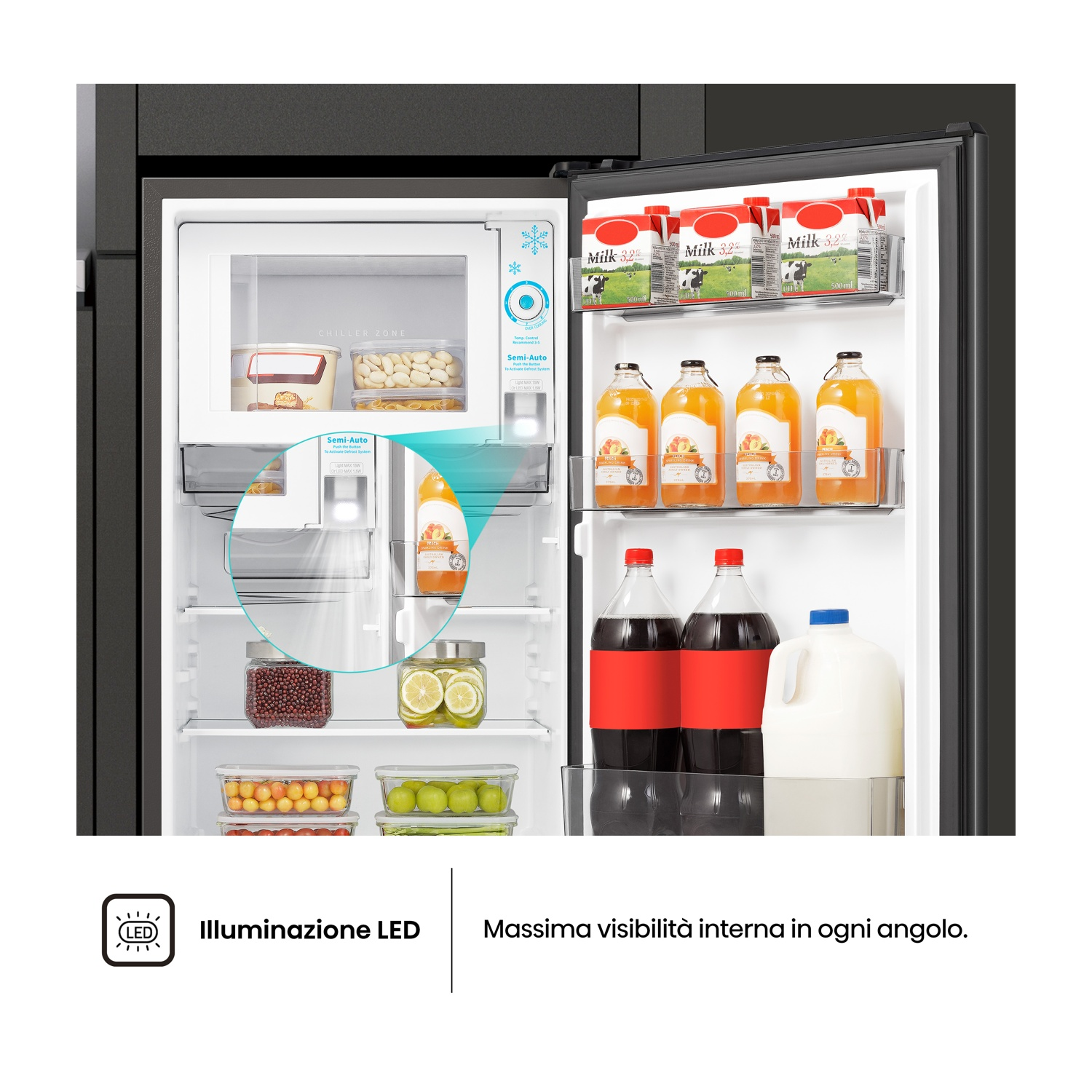 Frigorifero aperto, pieno di latte, succo, soda e vari alimenti. La porta mostra una zona refrigerante e illuminazione a LED.