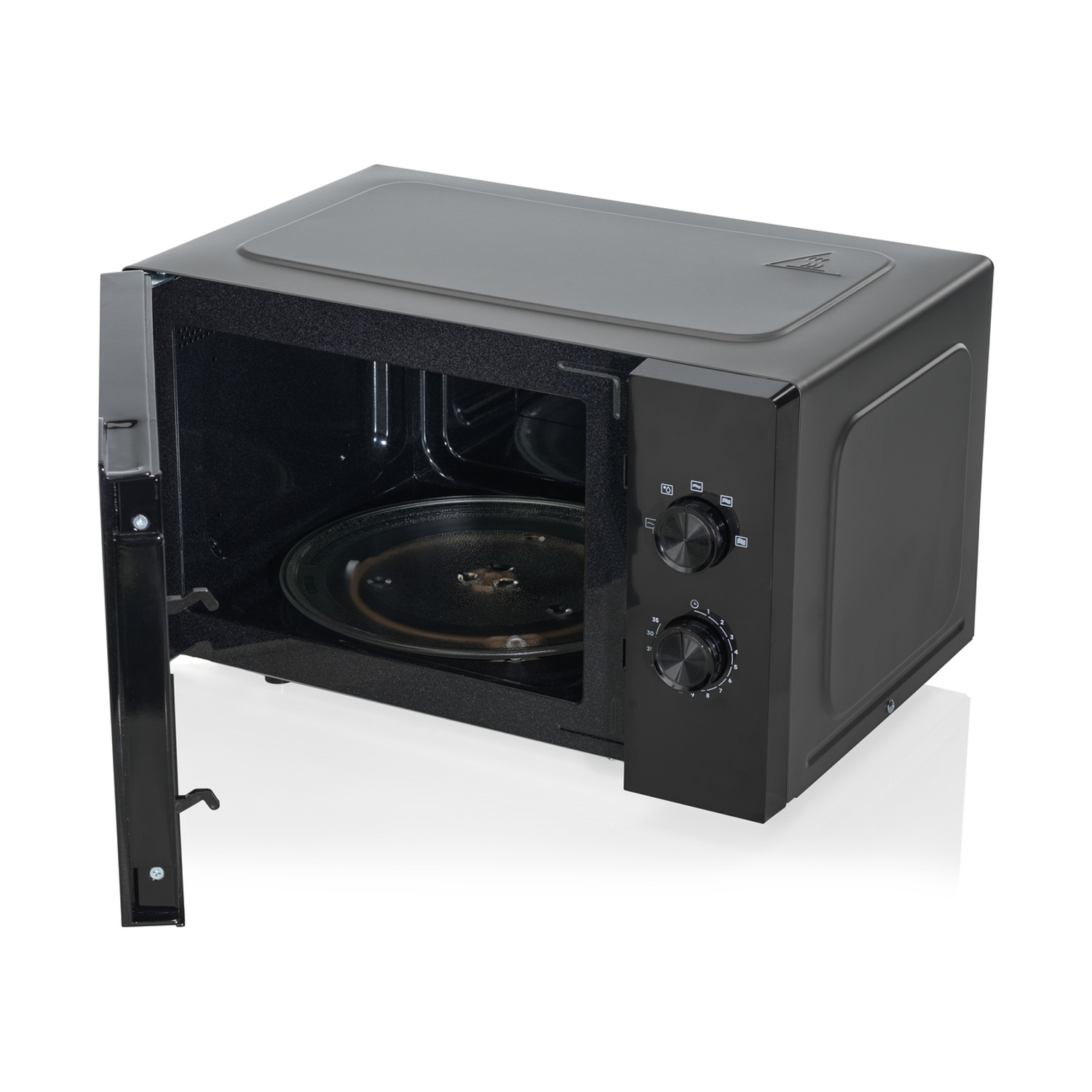 Un forno a microonde nero con la porta aperta, che mostra un piatto di vetro all'interno. Comandi sul lato destro. Sfondo bianco.