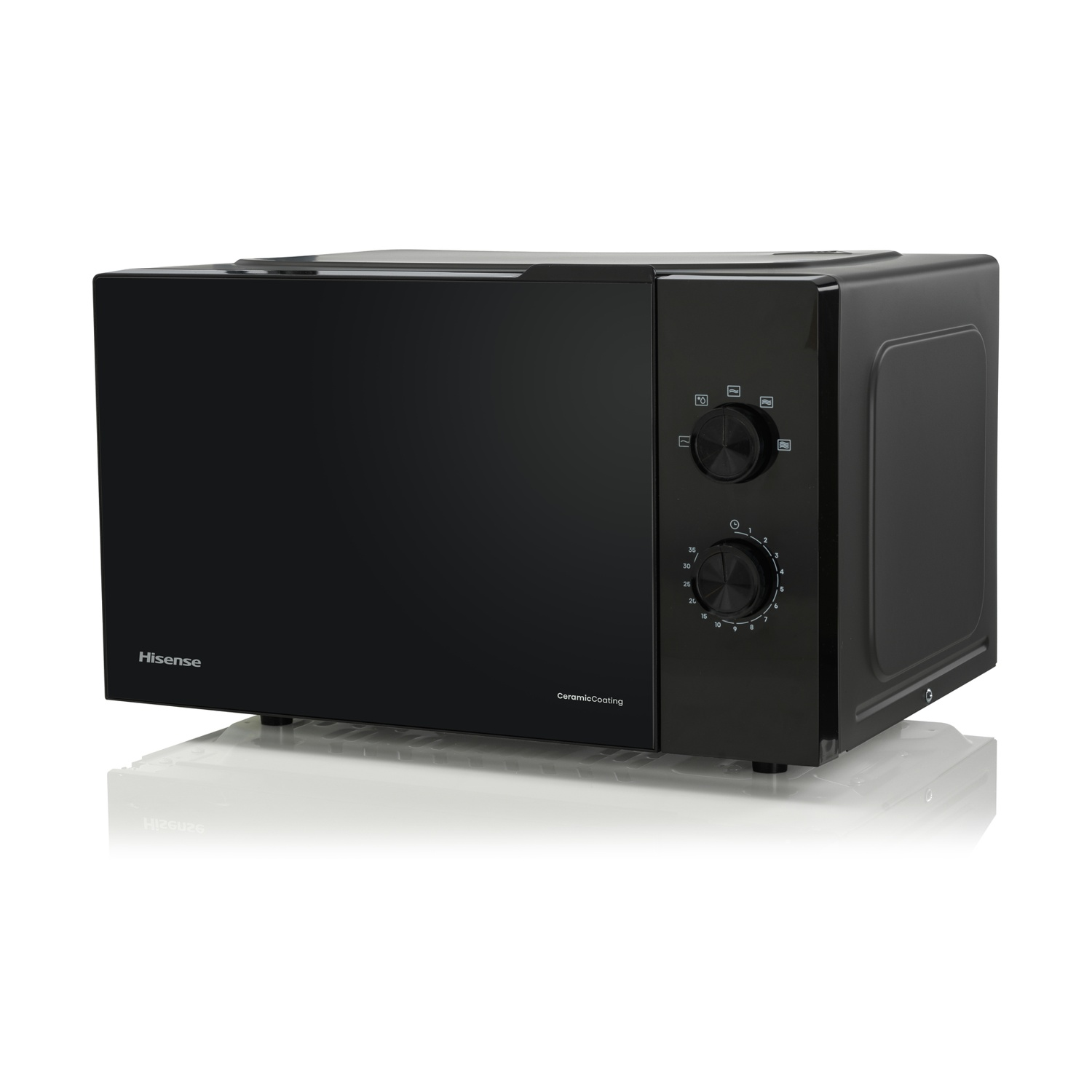 Un forno a microonde Hisense nero su una superficie bianca. Ha manopole di controllo e un display digitale. Il marchio è visibile.