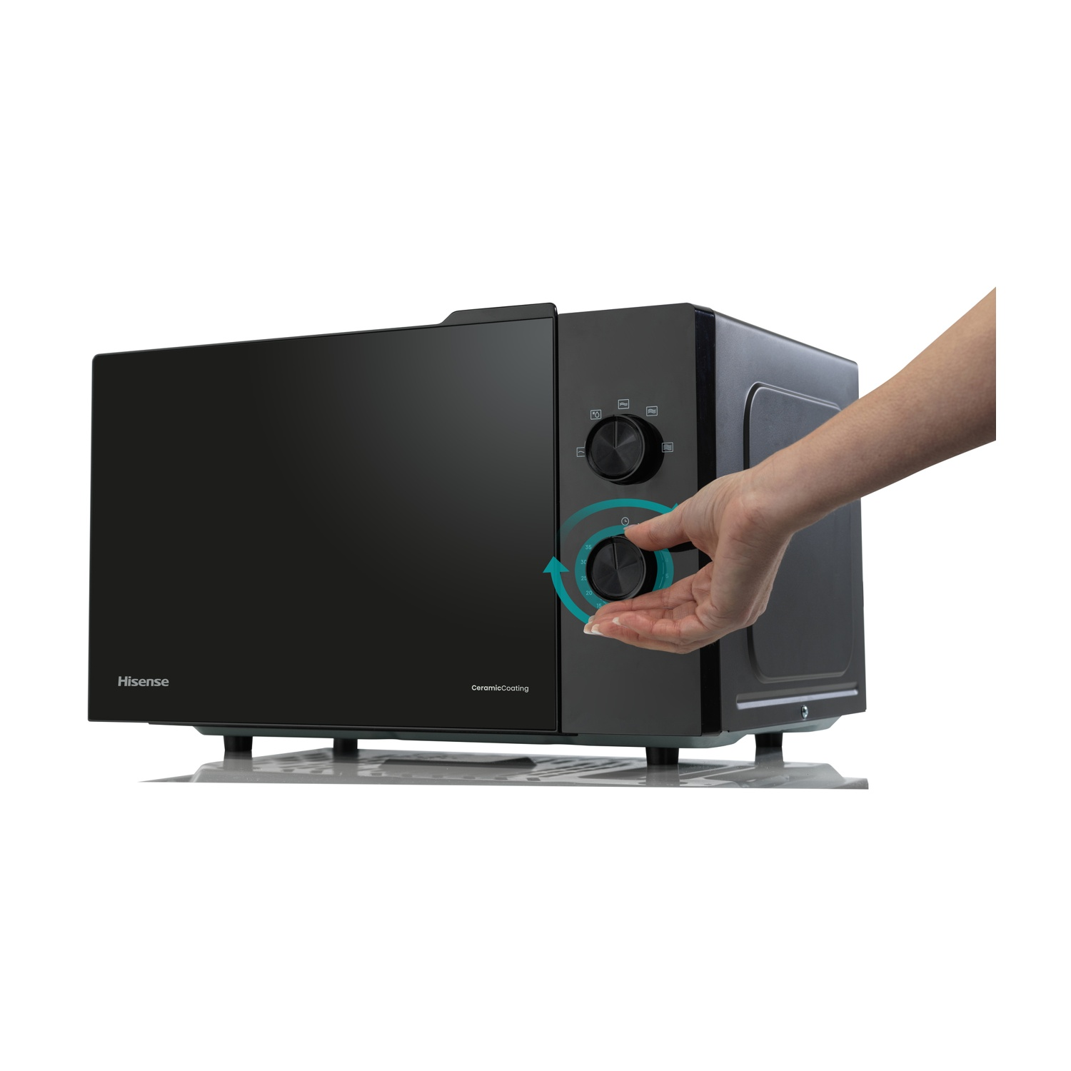 Un forno a microonde Hisense nero. Una mano ruota un quadrante sul pannello di controllo. Testo rivestimento ceramico sul microonde.