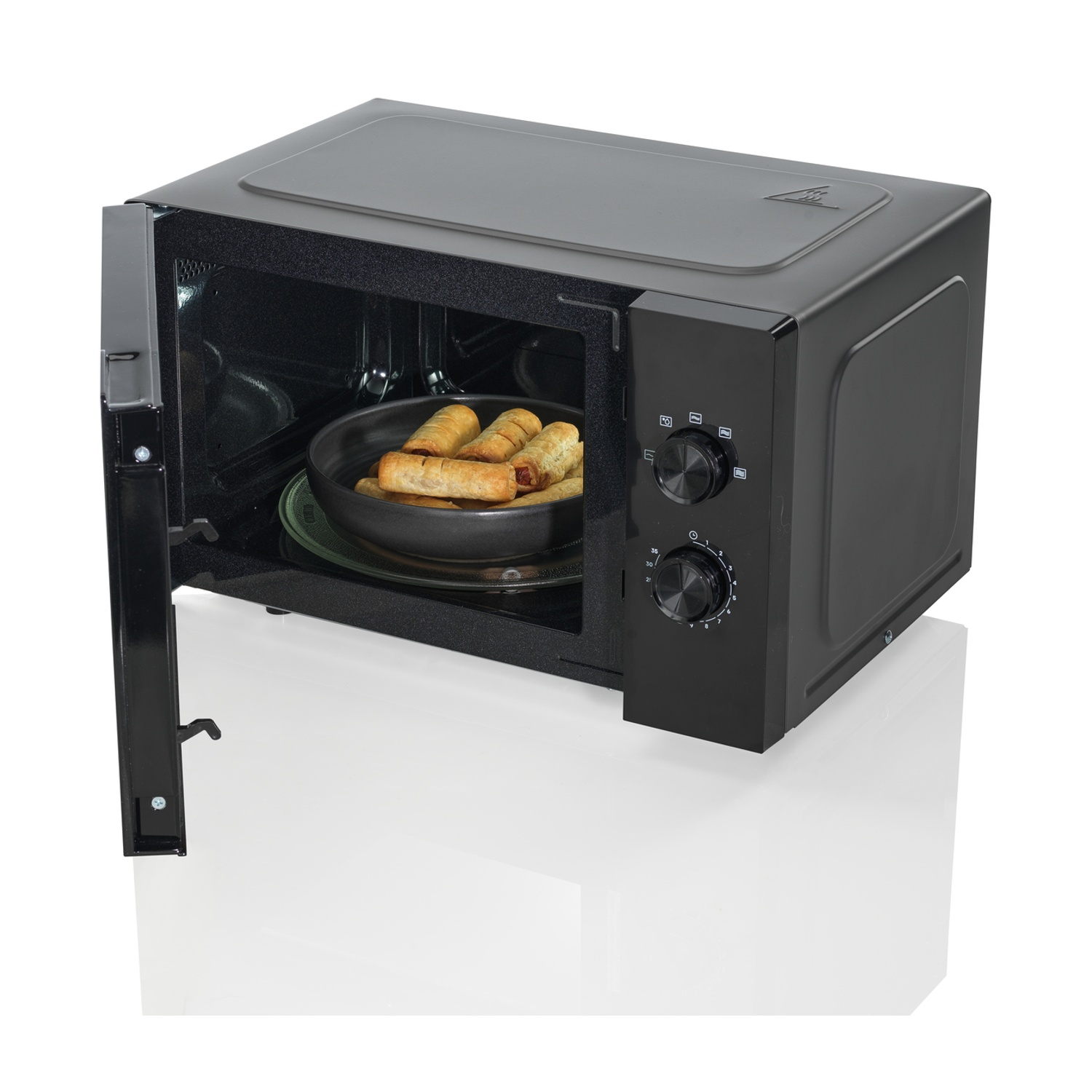 Un forno a microonde nero con la porta aperta. All'interno, c'è un piatto con taquitos. Il microonde è su una superficie bianca.