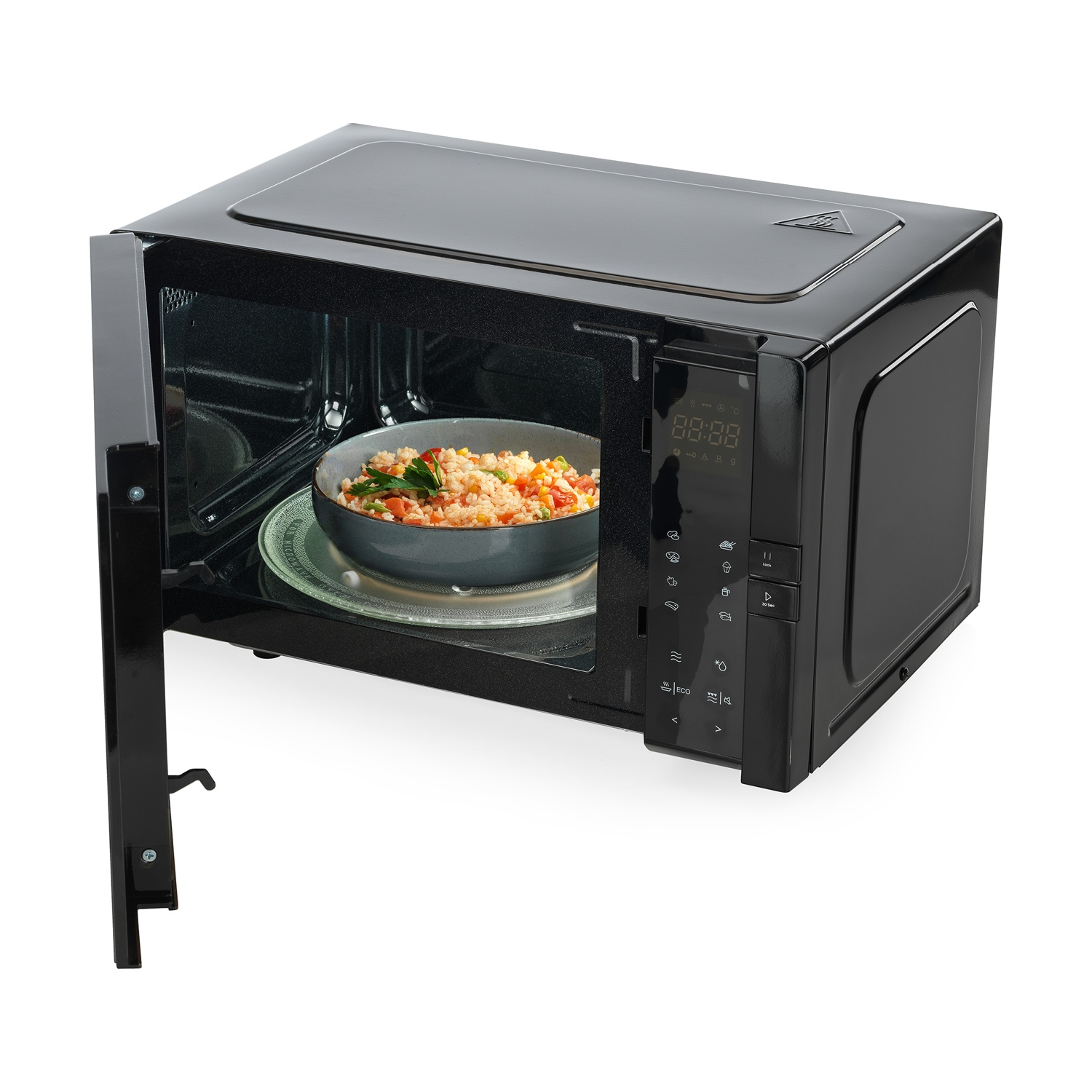 Un forno a microonde nero con la porta aperta. All'interno, una ciotola di riso e verdure su un piatto di vetro. Il display mostra l'ora.