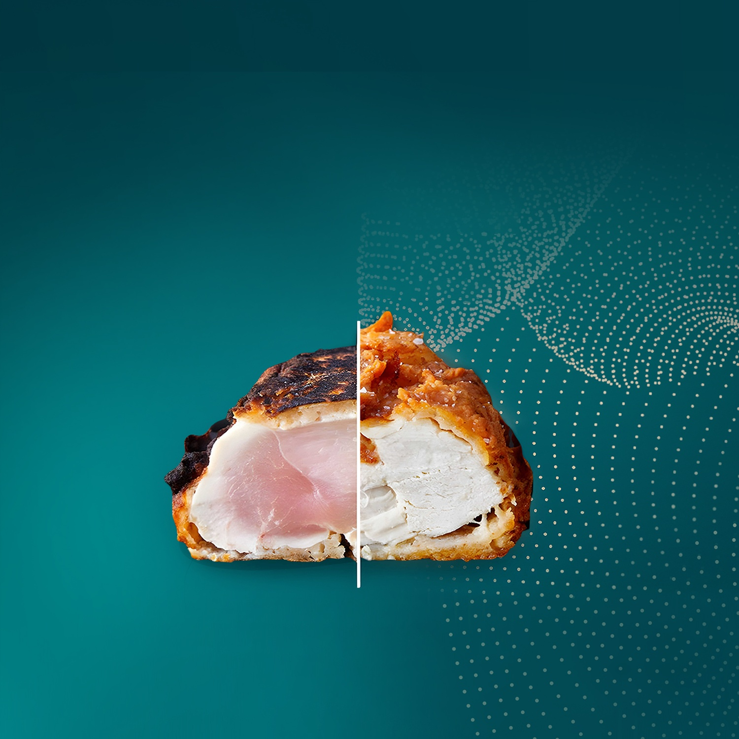 Pezzo di pollo fritto tagliato a metà che mostra parti crude e cotte. Sfondo turchese con motivo a pois bianchi.
