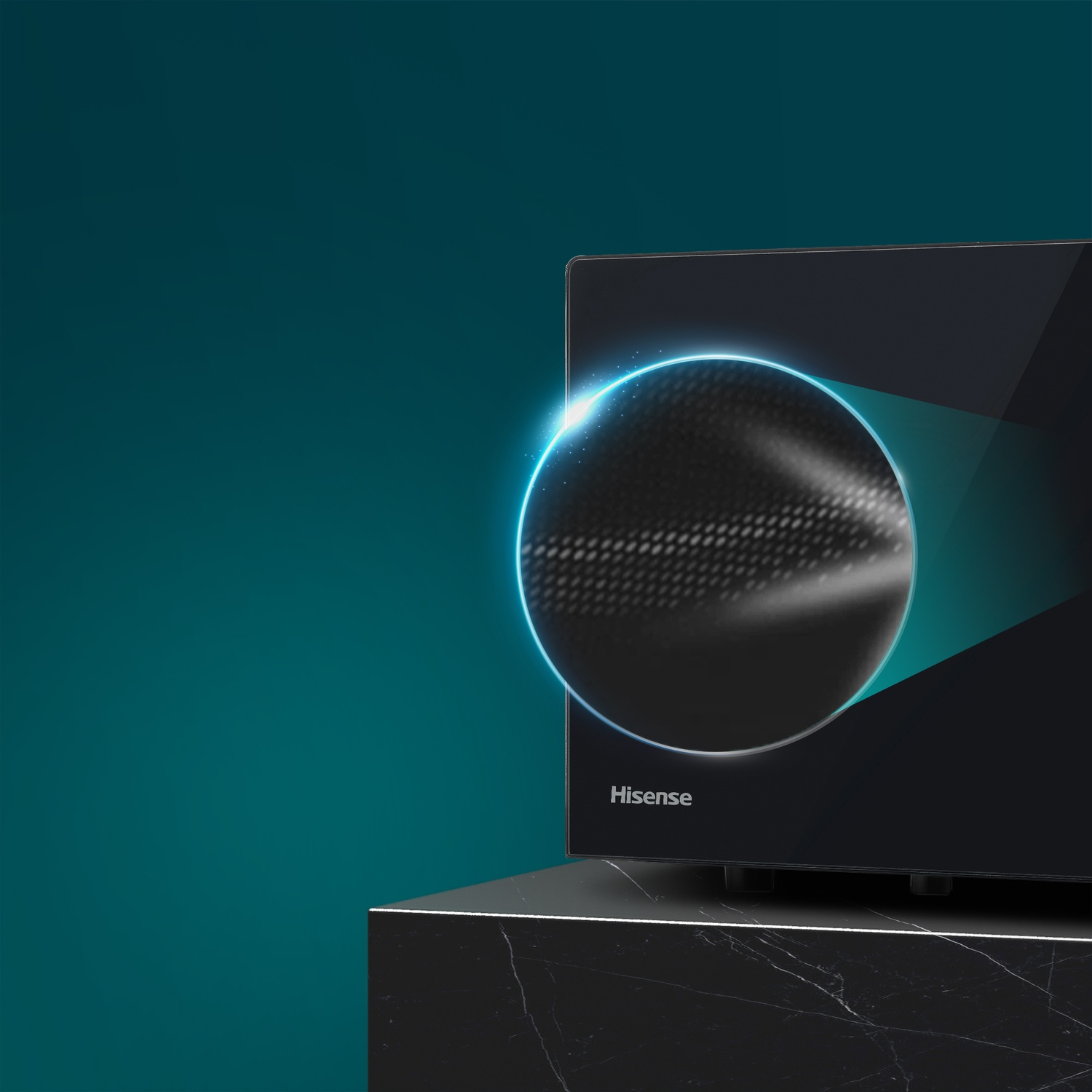 Primo piano di un televisore Hisense nero con un cerchio blu brillante. Si trova su una superficie di marmo su uno sfondo verde acqua.