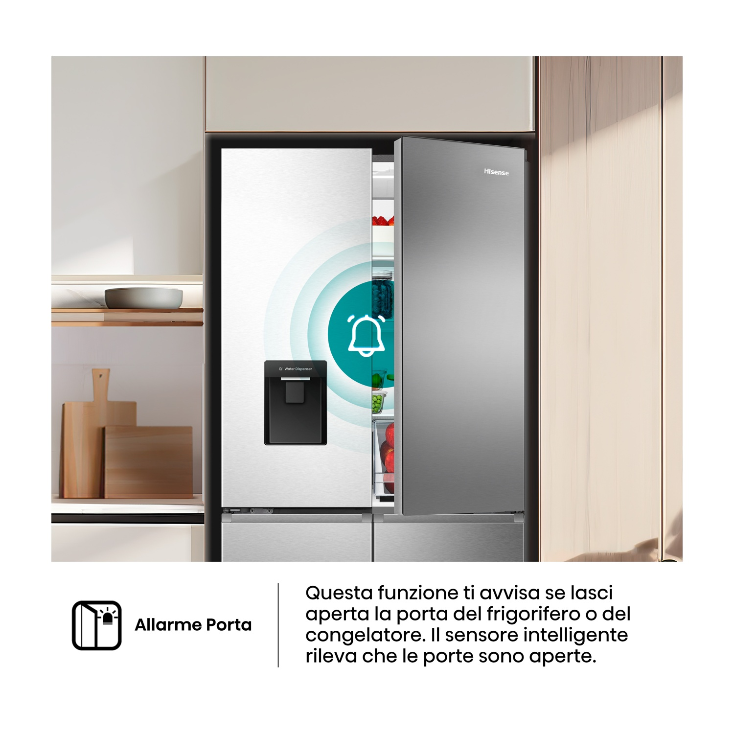 Un frigorifero Hisense con la porta aperta mostra un'icona di avviso. Il testo spiega la funzione di allarme porta, avvisando se la porta è lasciata aperta.