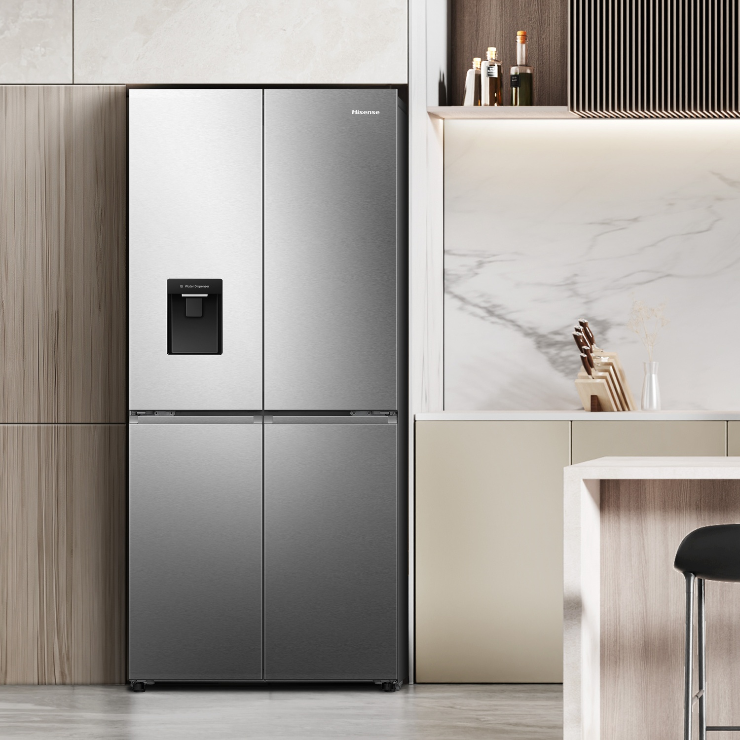 Un frigorifero Hisense in acciaio inossidabile si trova in una cucina moderna. Il frigorifero ha quattro porte e un distributore d'acqua. Ambiente cucina.