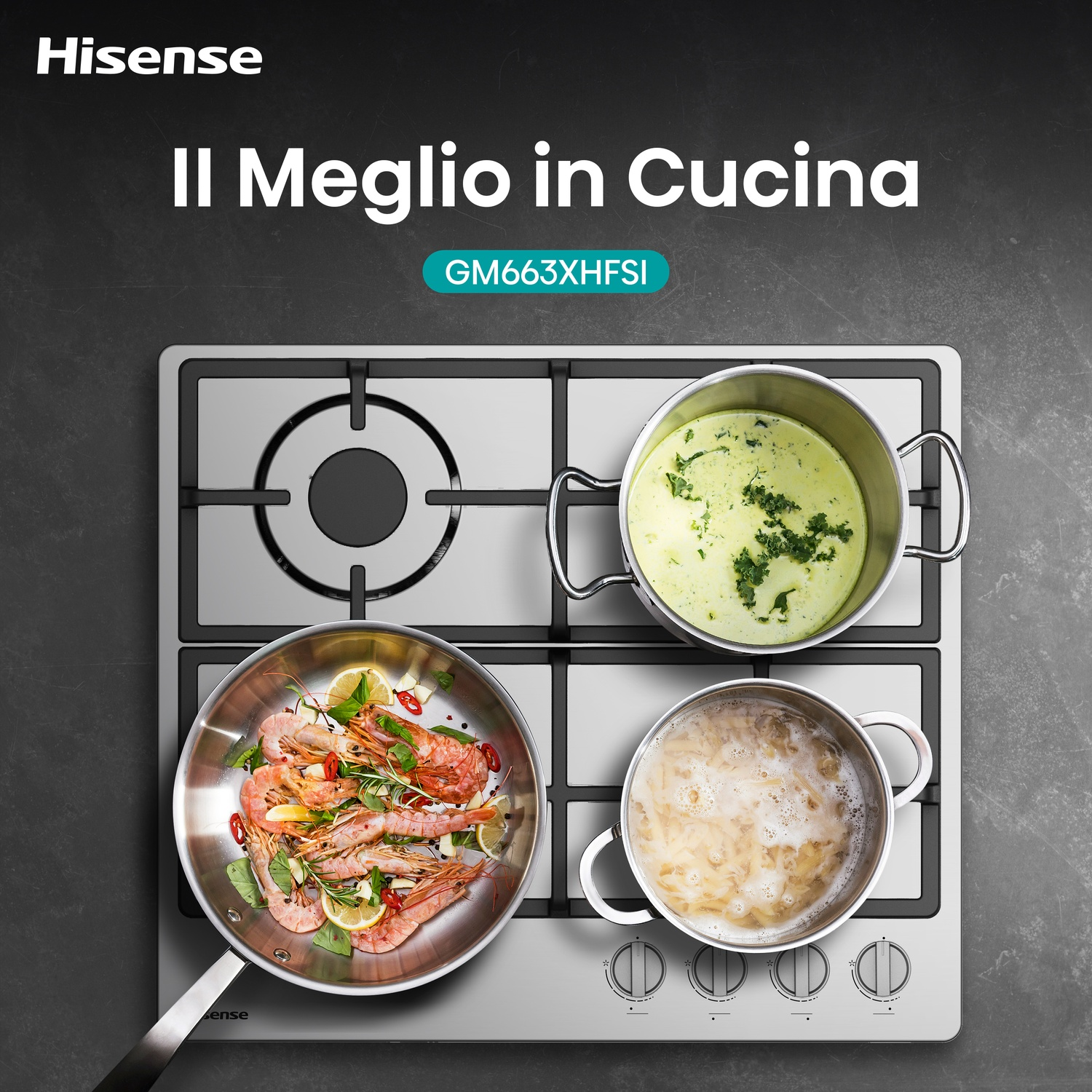 Un piano cottura Hisense con pentole e una padella. La padella contiene gamberi con limone ed erbe. Le pentole contengono zuppa e pasta.