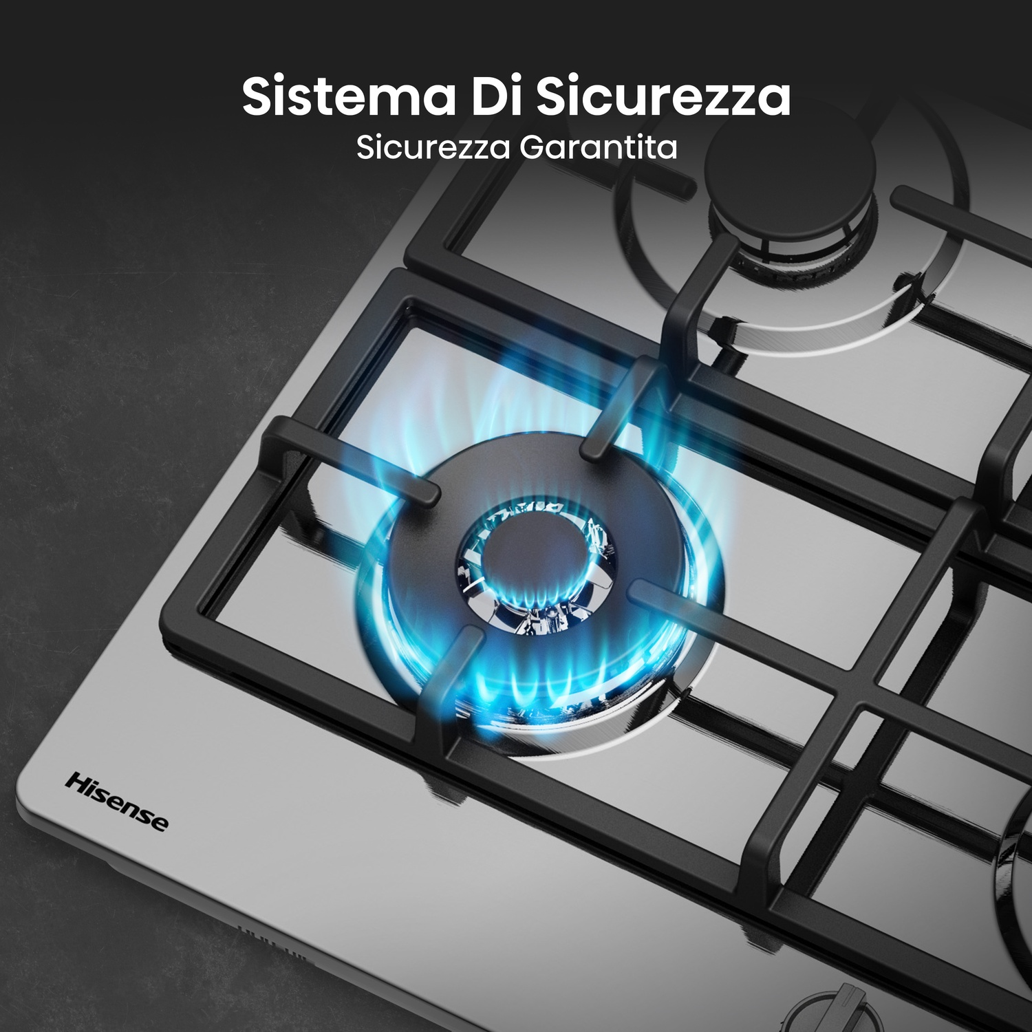 Un primo piano di un fornello a gas con fiamme blu. Il fornello è argentato, con griglie e bruciatori neri. Il marchio è Hisense.