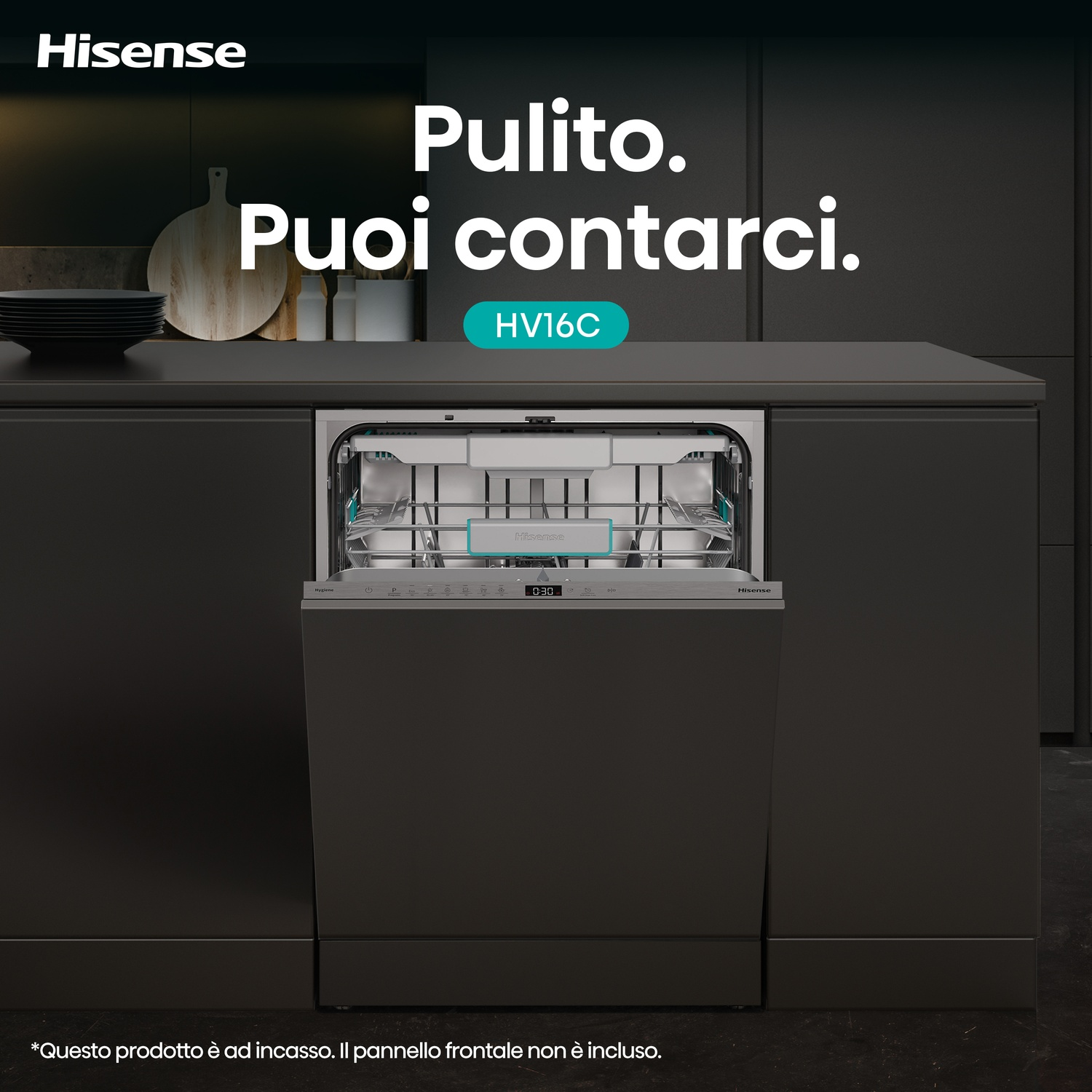 Una lavastoviglie Hisense è aperta. L'immagine mostra una cucina con il testo: Pulito. Puoi contarci.
