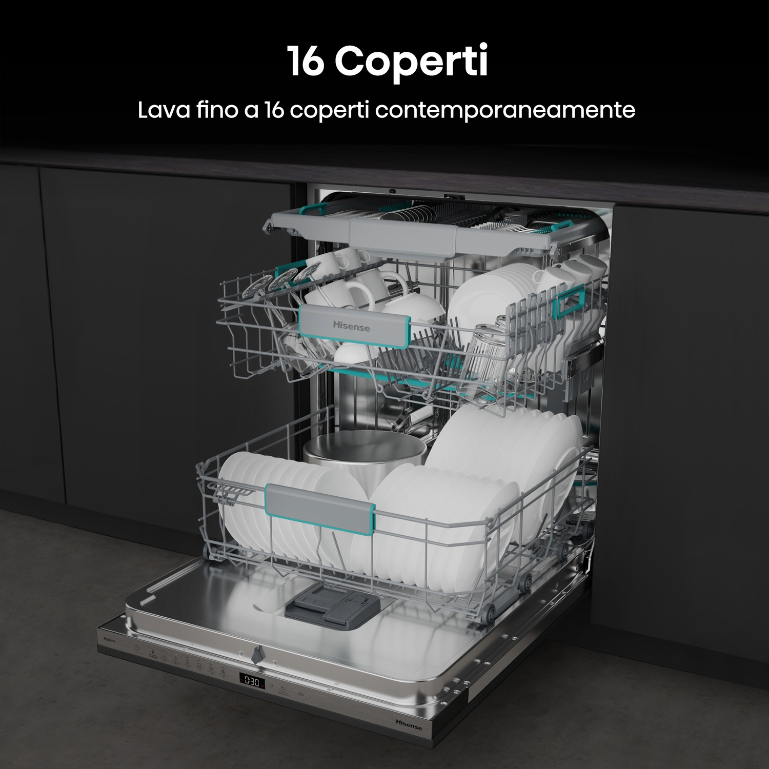 Lavastoviglie aperta piena di piatti. Il testo in alto dice '16 coperti'. Marchio Hisense visibile. L'interno ha due ripiani, quello inferiore con piatti, quello superiore con tazze.