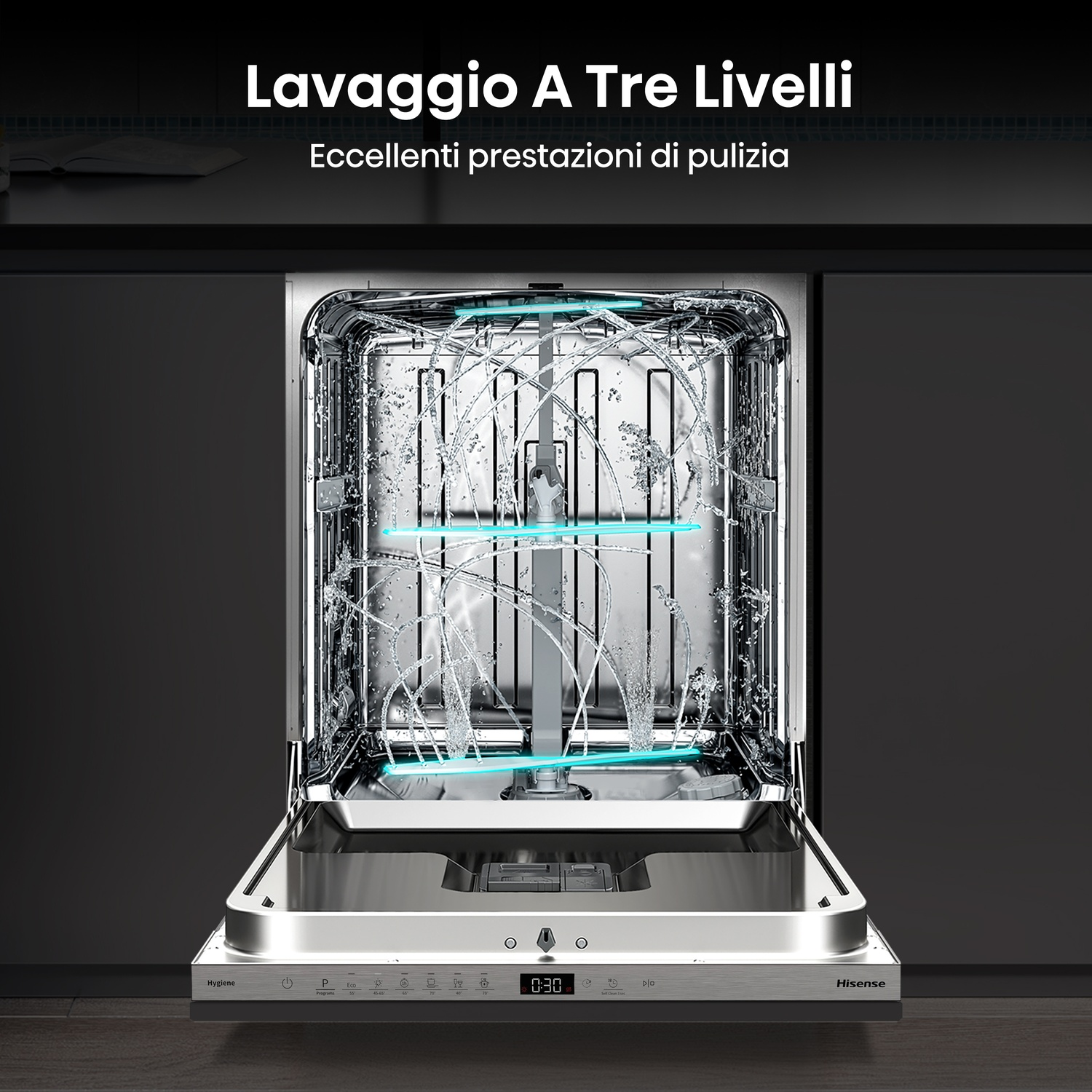 Una lavastoviglie Hisense aperta con acqua che spruzza all'interno. La porta è aperta, rivelando i cestelli. Testo in alto: Lavaggio A Tre Livelli.