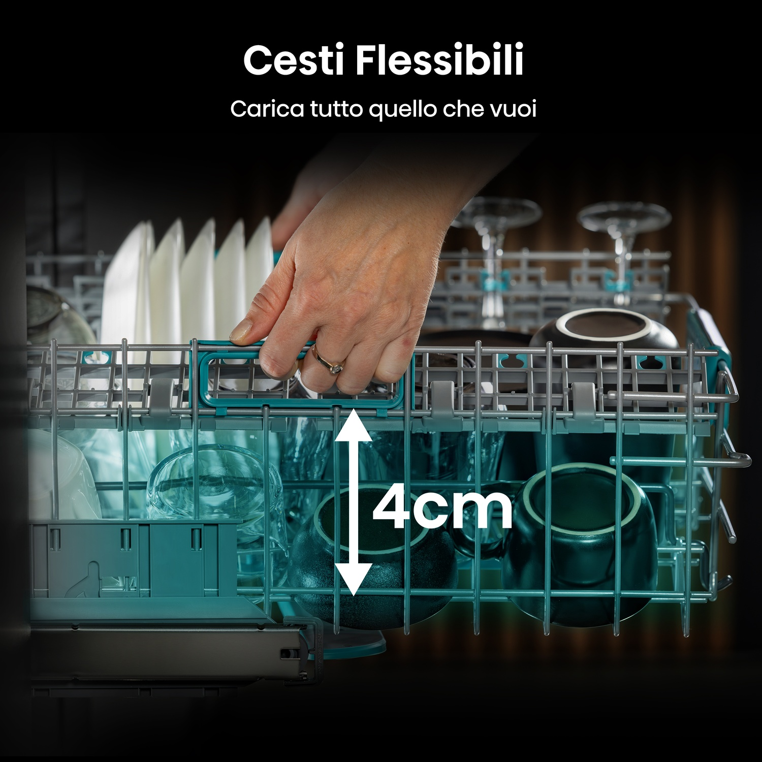 Un cestello della lavastoviglie viene estratto. All'interno ci sono piatti, tazze e bicchieri. Una mano regola il cestello. Il testo dice 'Cesti Flessibili'.