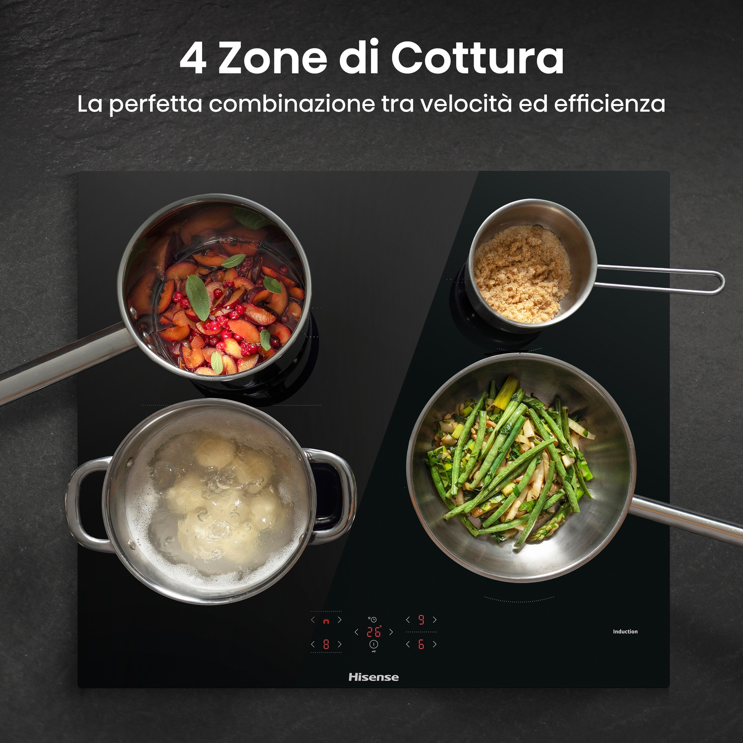 Un piano cottura a induzione nero con quattro pentole che cucinano cibo. Le pentole contengono prugne, zucchero, gnocchi e fagiolini.