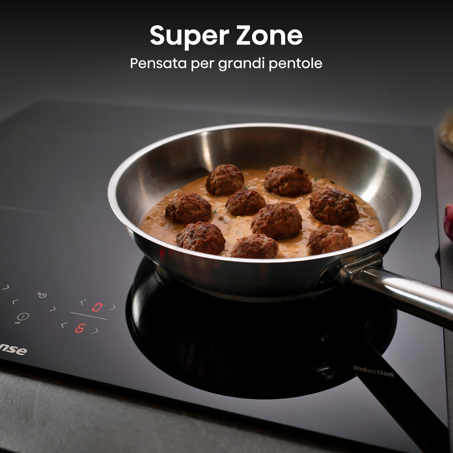 Una padella in acciaio inox con polpette in salsa su un piano cottura a induzione nero. Il piano cottura mostra le impostazioni.
