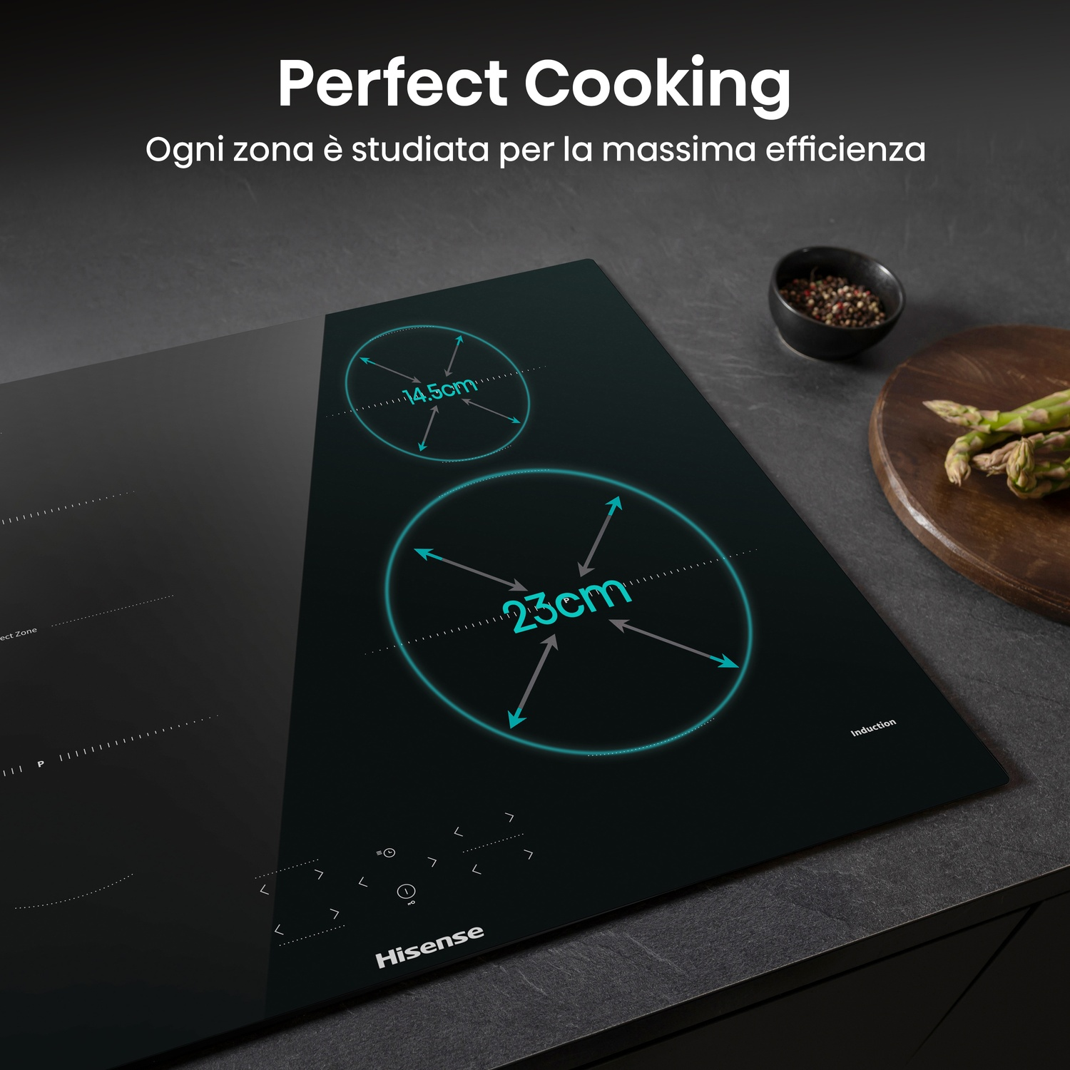 Piano cottura a induzione nero con indicatori di dimensioni. Una ciotola di spezie e asparagi sono sul lato. Il logo Hisense è visibile.