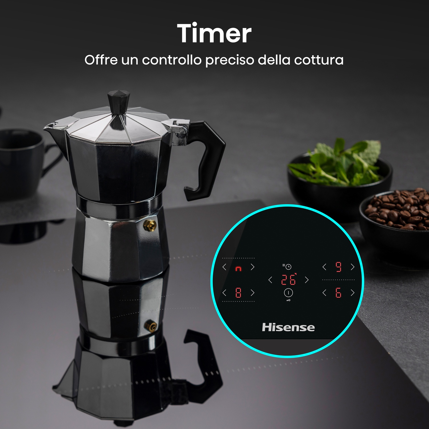 Una caffettiera argentata con manico nero è su un piano cottura nero con timer digitale. Ciotole di menta e chicchi di caffè sullo sfondo.